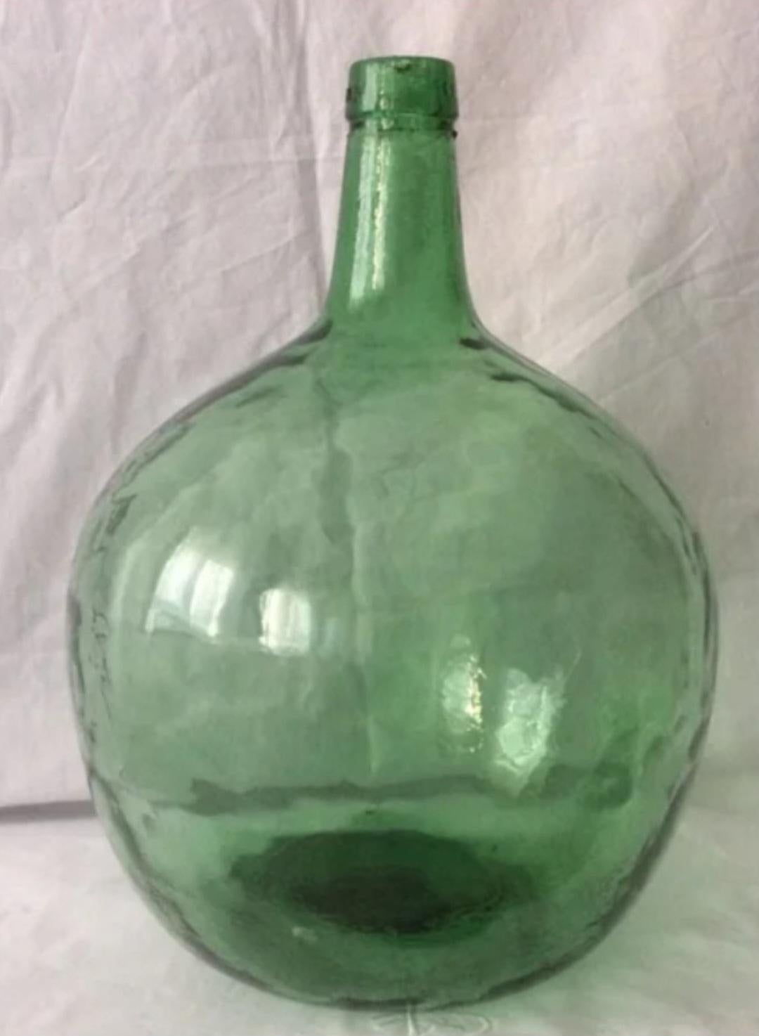
Glass wine carafes viresa for wine
In this case it is green glass, but it can be almost transparent
Different models can also be sent
and different sizes
The largest is 16 liters, what is this model?
If you want a larger piece you can sell it, but