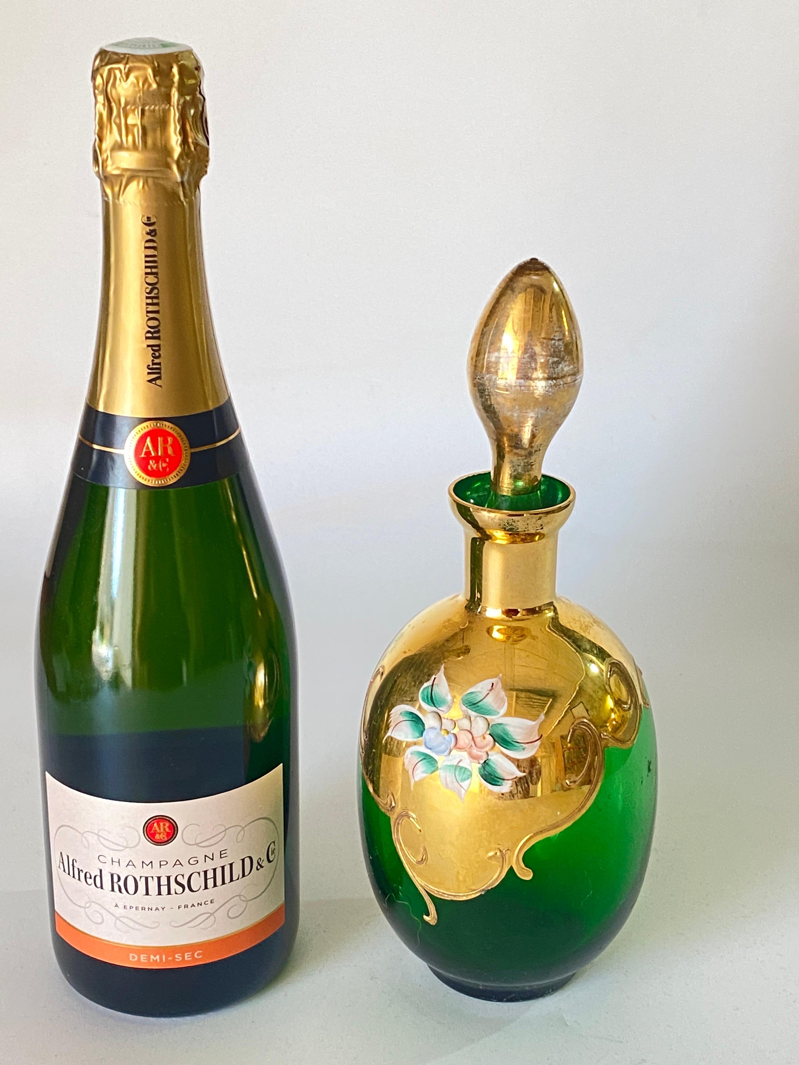 Céramique Ancienne carafe à bouteille vert foncé avec incrustation de fleurs en argent en vente