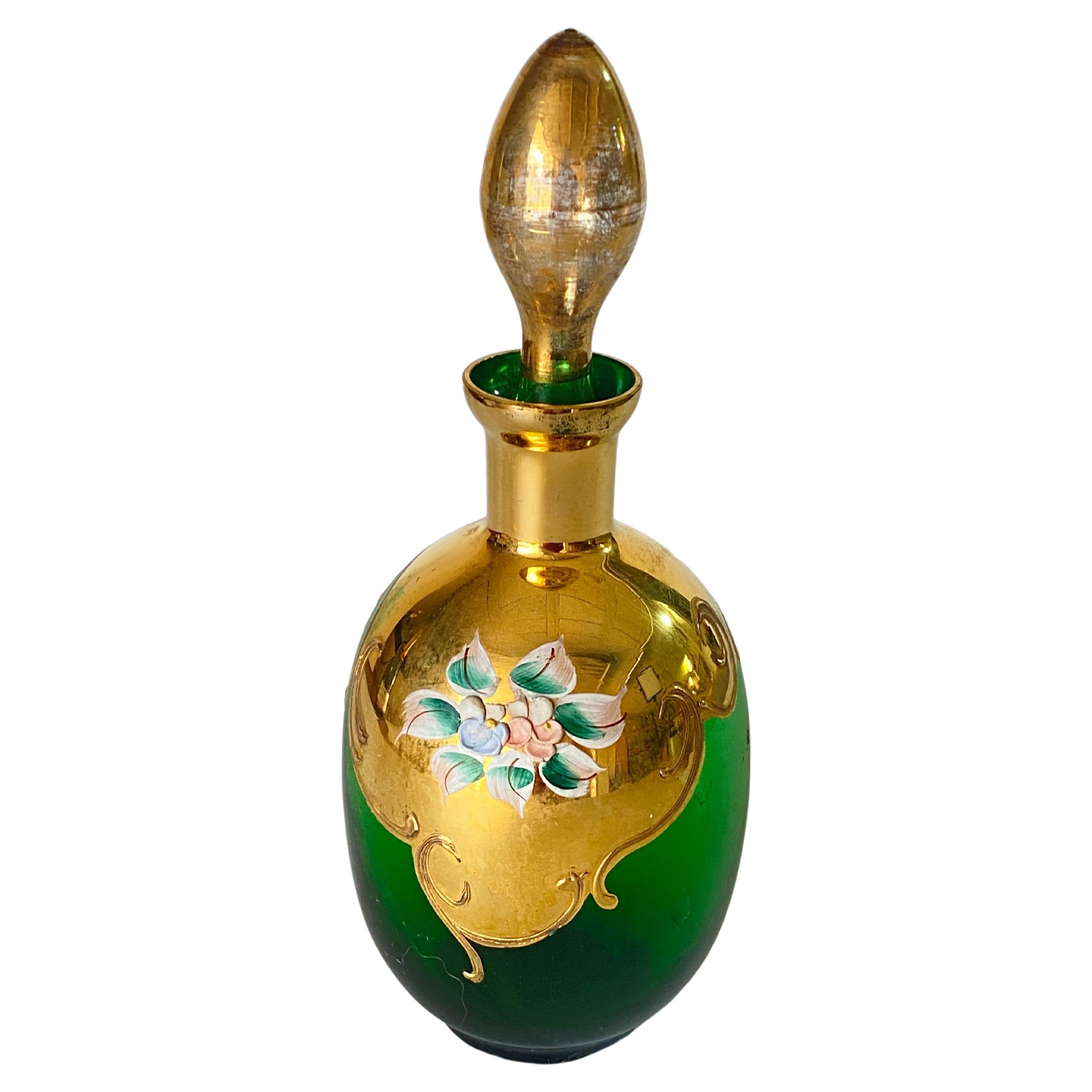 Ancienne carafe à bouteille vert foncé avec incrustation de fleurs en argent en vente