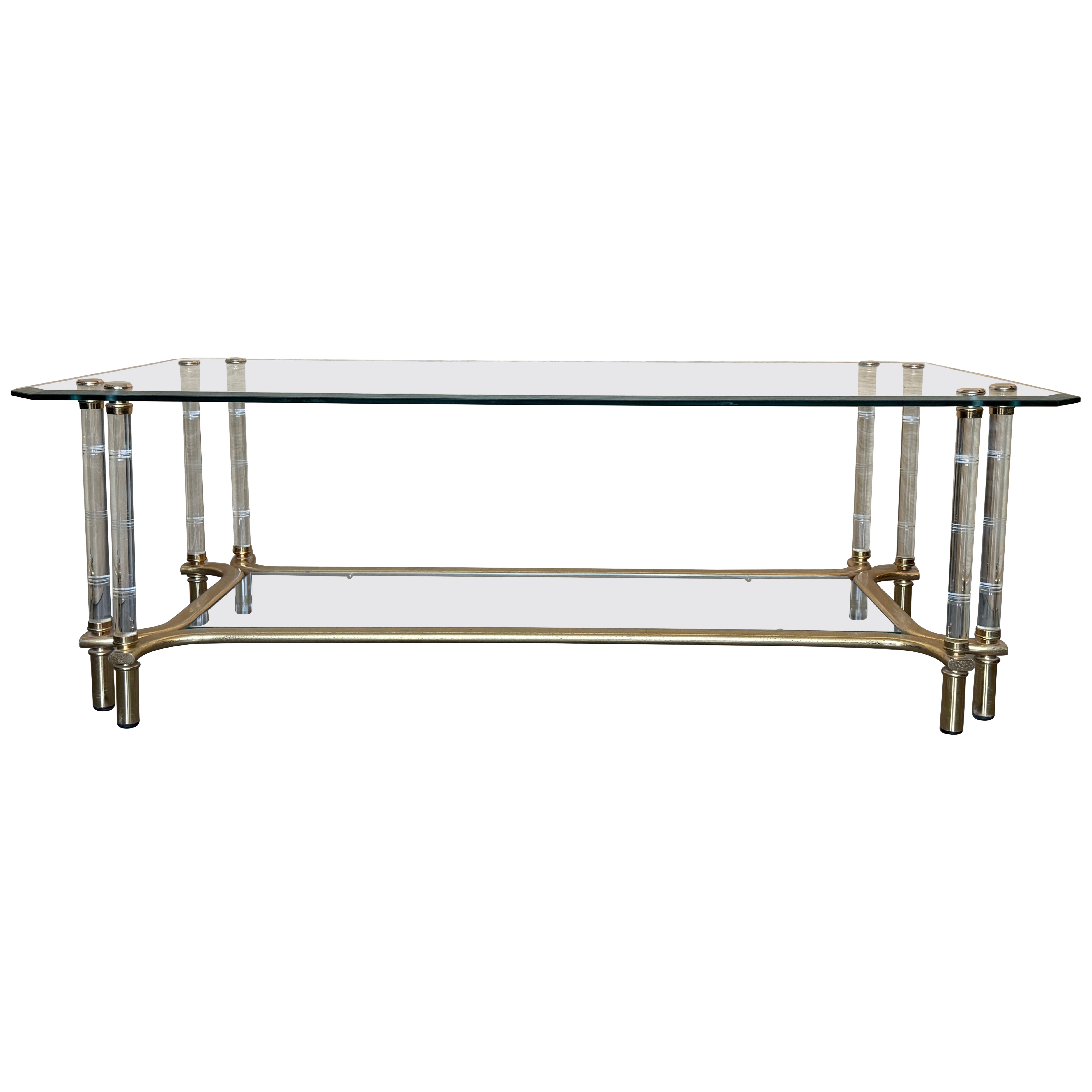 Table basse rectangulaire en verre et lucite avec structure en métal doré et deux plateaux en vente