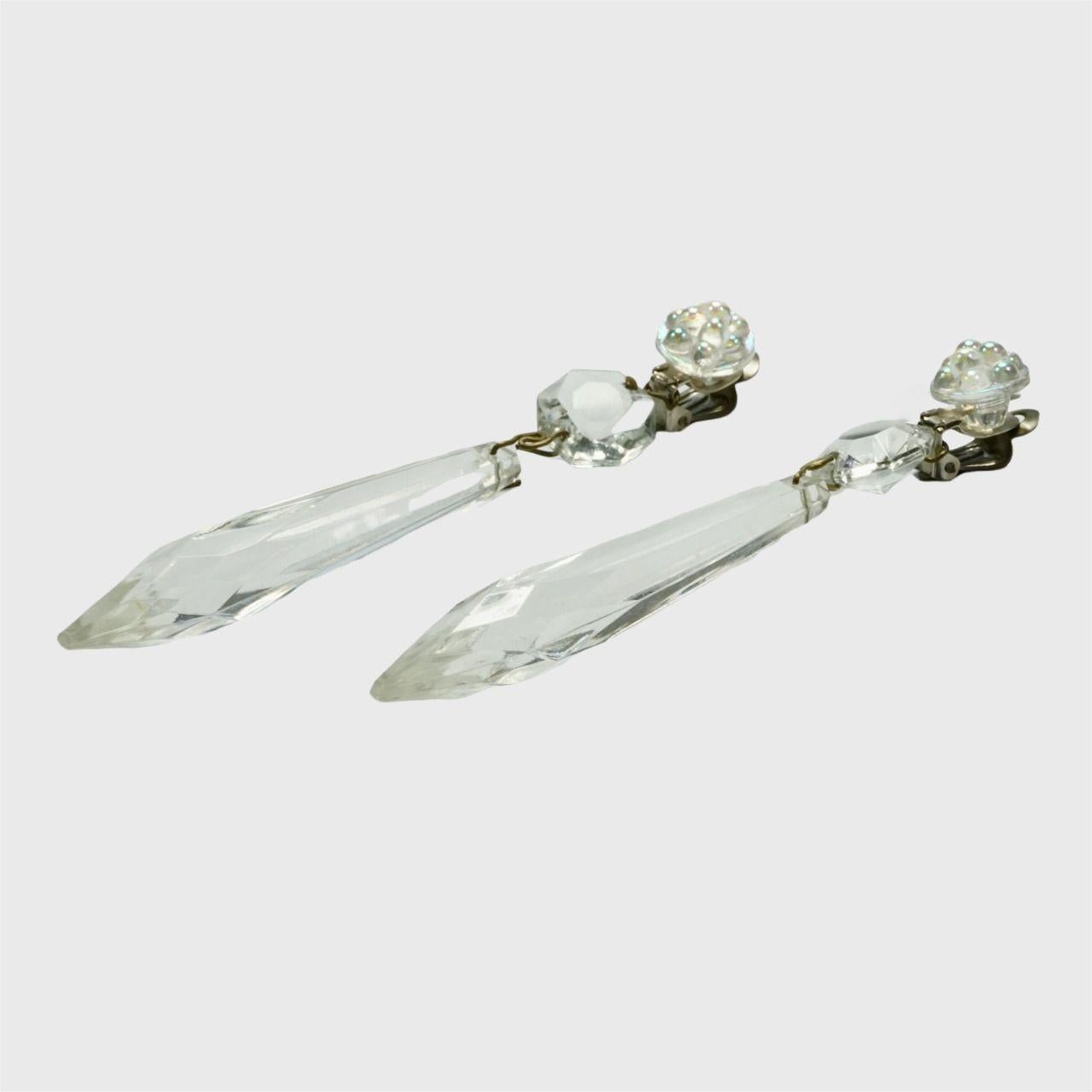 Fabuleuses boucles d'oreilles à clip en verre lustré, avec des bouchons en plastique en forme d'aurore boréale. Les boucles d'oreilles ont été fabriquées à partir de lustres de bougies/lumières. Longueur 12 cm / 4.7 pouces.

Il s'agit d'une paire de