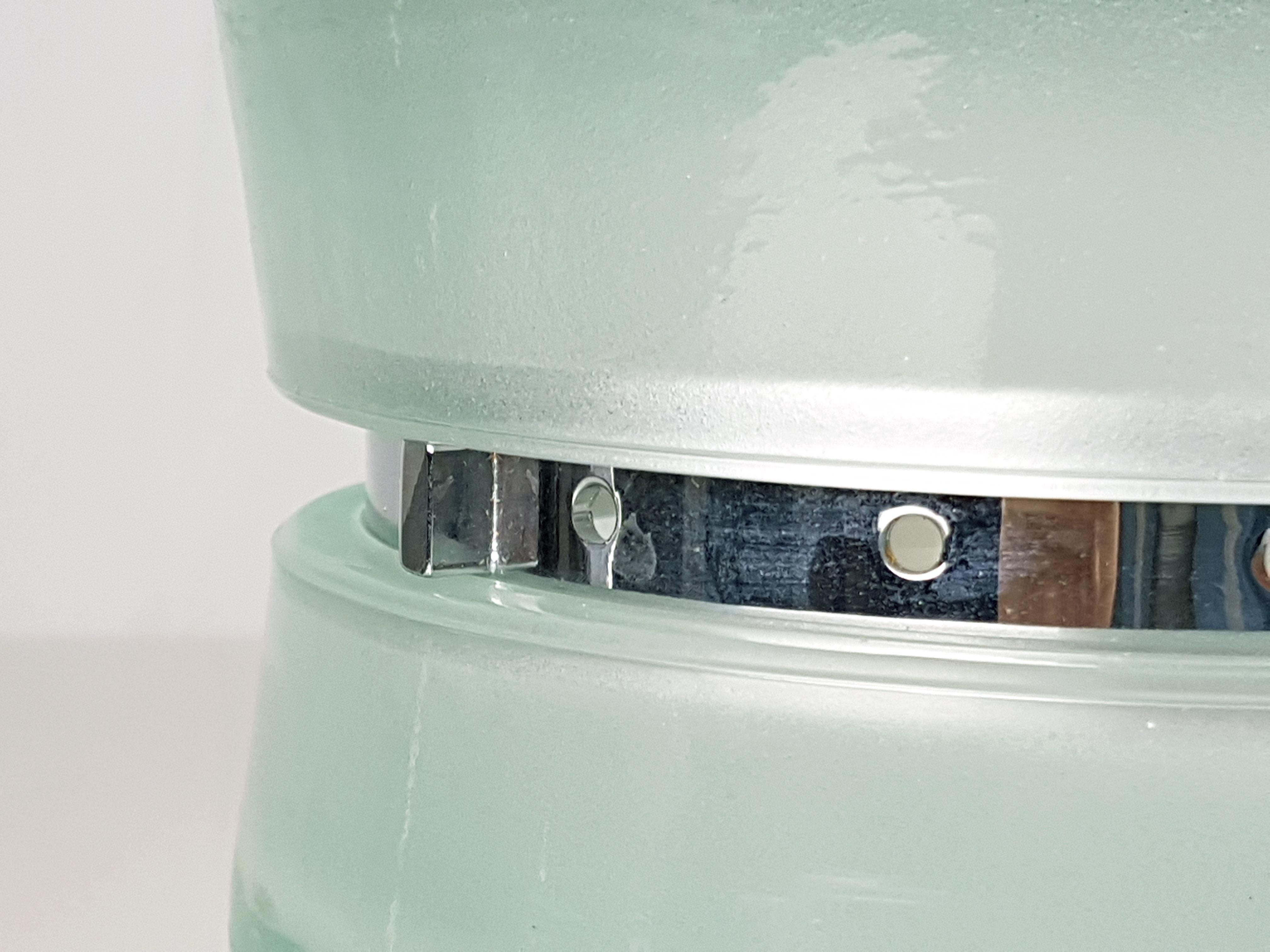 Petite lampe à poser composée de 2 abat-jour en verre moulé avec une ceinture en métal chromé. Conçu par Eugenio Gentili Tedeschi pour Fontana Arte dans les années 1970. Etat comme neuf.