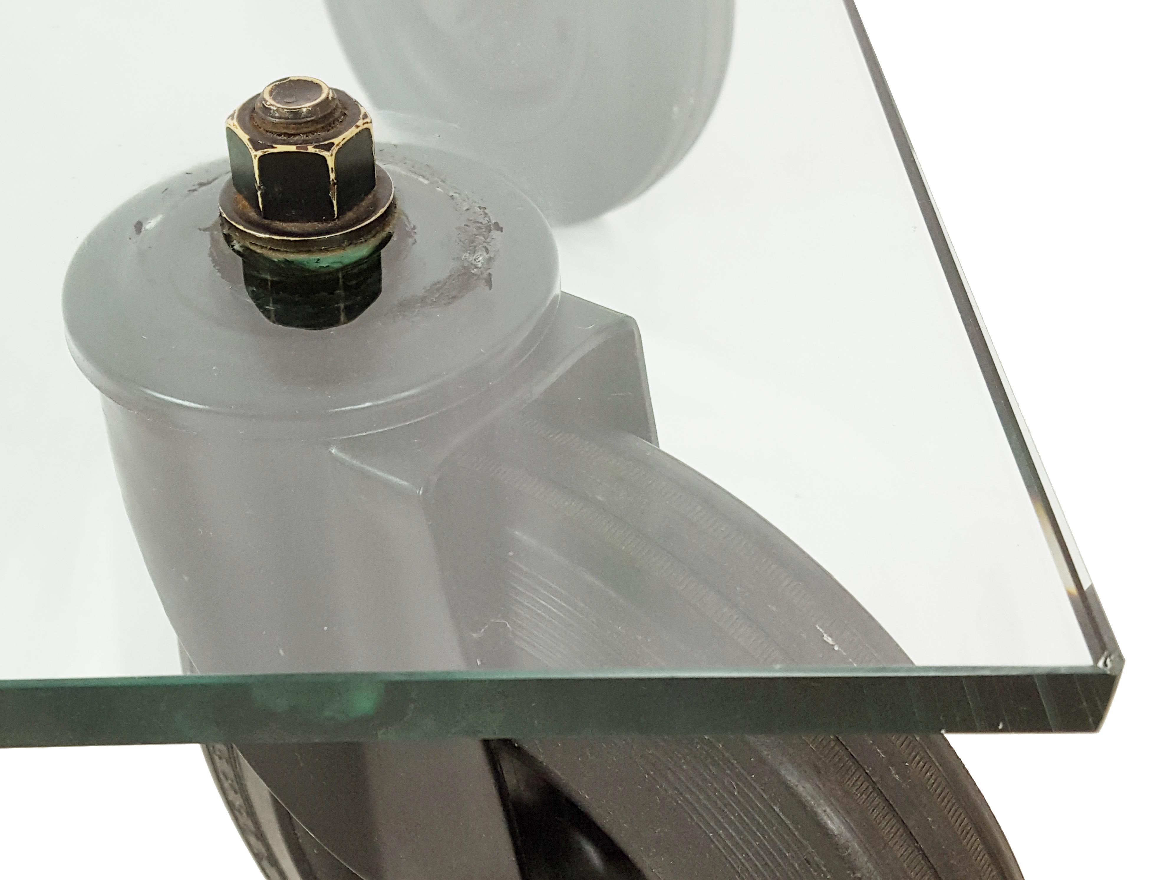 Vetro, metallo  Tavolino su ruote degli anni '80 attribuito a G. Aulenti per Fontana Arte in vendita 1
