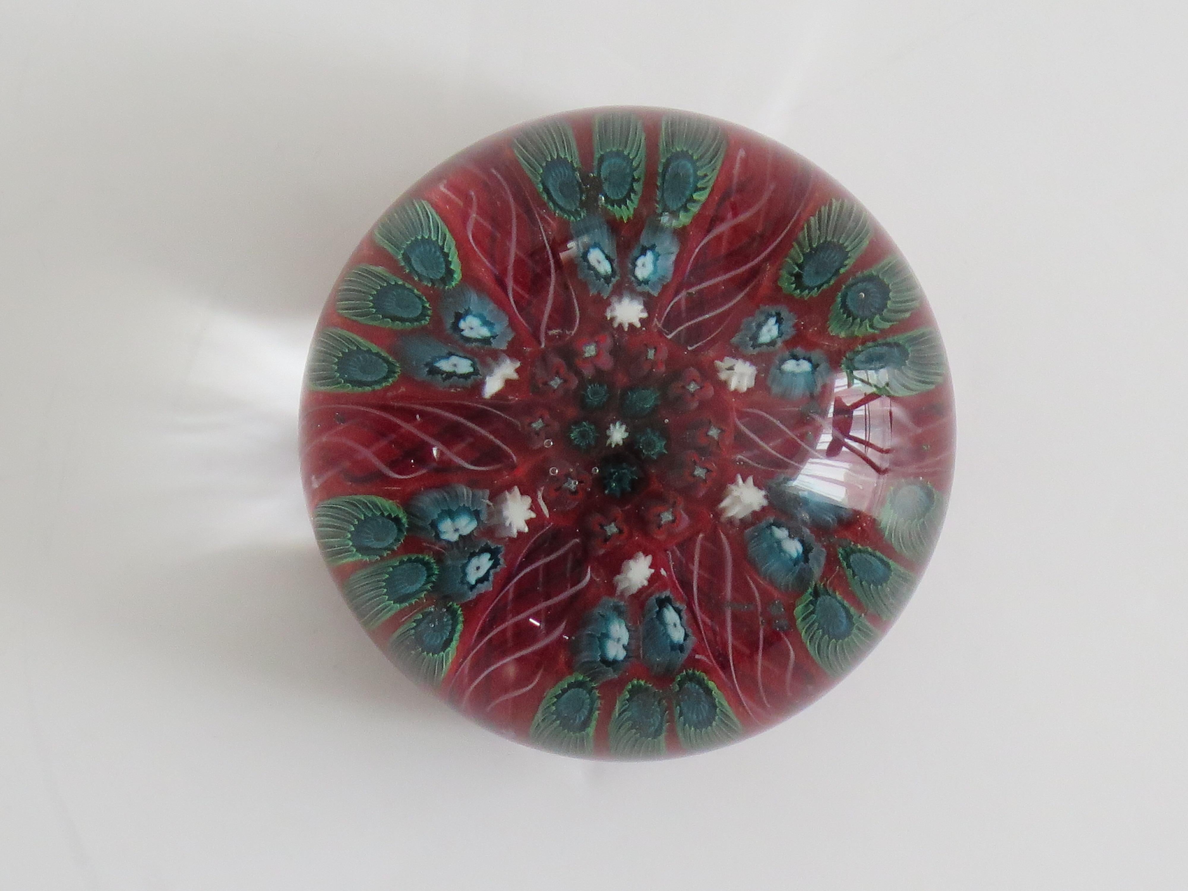 Si tratta di un bellissimo fermacarte in vetro soffiato a mano Millefiori di Vasart, Scozia, circa 1960 o leggermente precedente agli anni '50.

Questo fermacarte è realizzato a mano con un design a canna radiale Millefiori a sei raggi. 
avendo