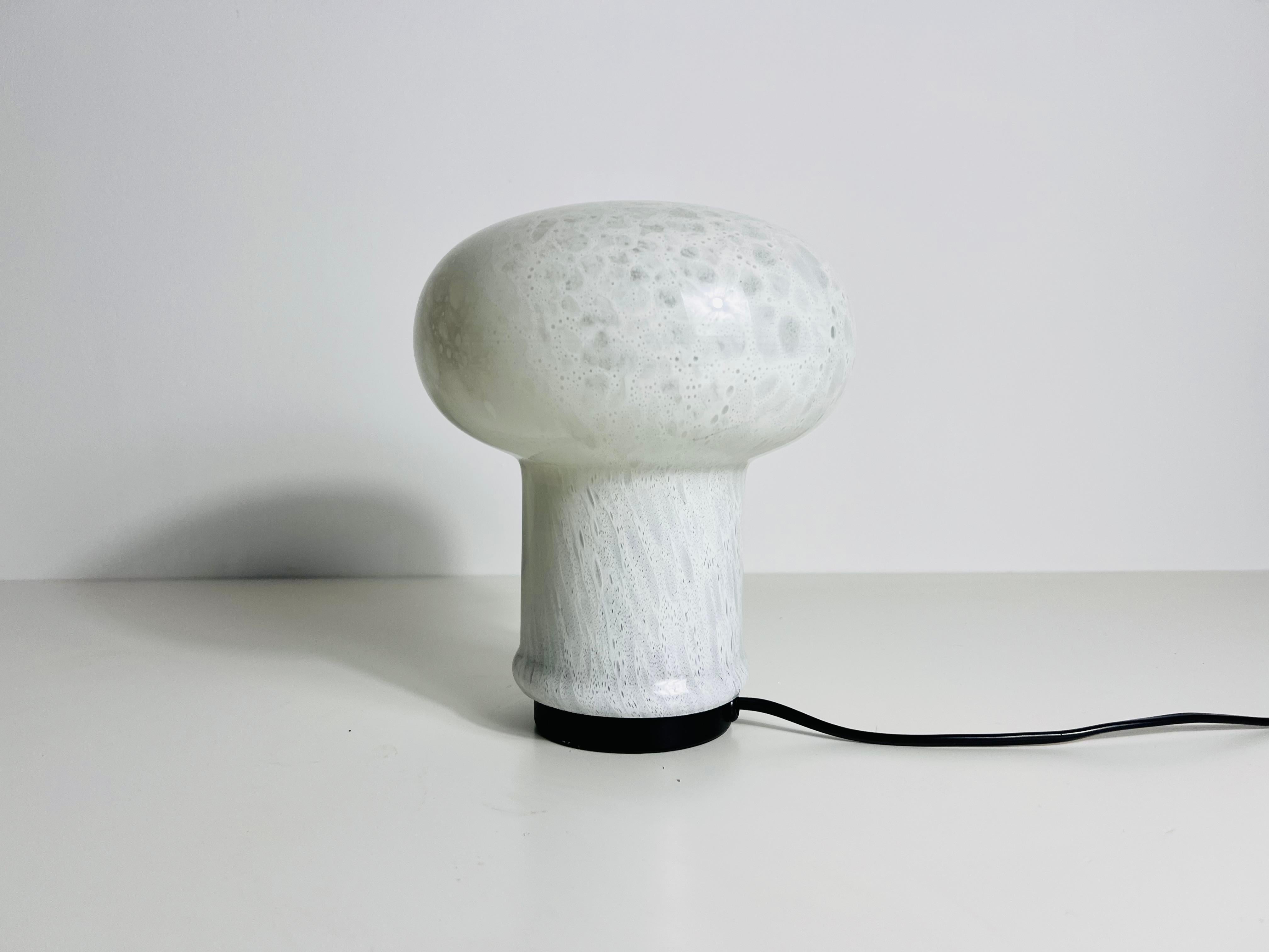 Cette extraordinaire lampe en forme de champignon, fabriquée par Peill & Putzler dans les années 1970, est une trouvaille rare sur le marché vintage, surtout dans cette forme impressionnante. 

Fabriquée en luxueux verre de Murano, cette lampe