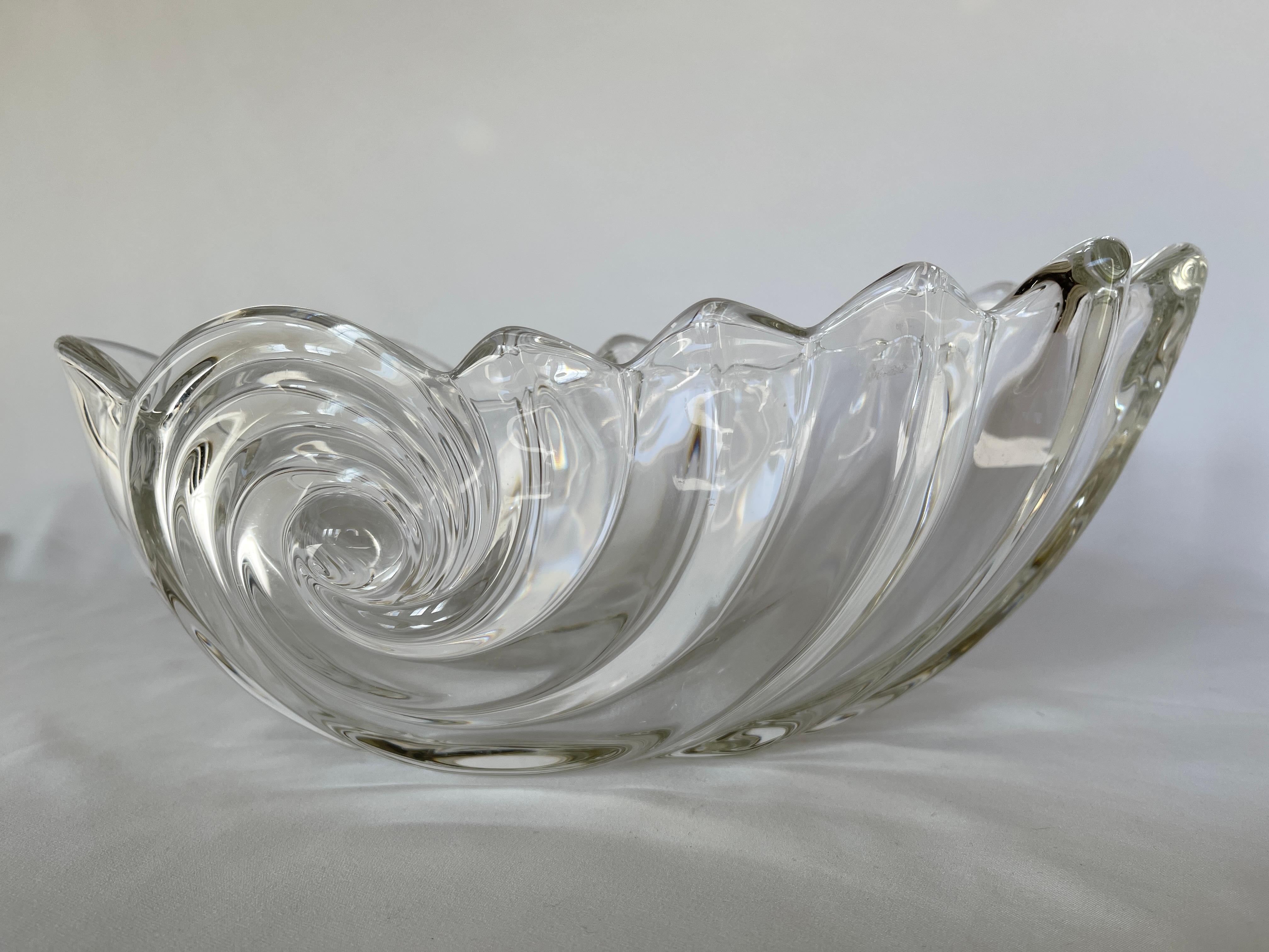 German lead crystal nautilus shell centrepiece serving bowl. 
Spectacular table presentation  for dining or console table, entry hall. 
Measures 14