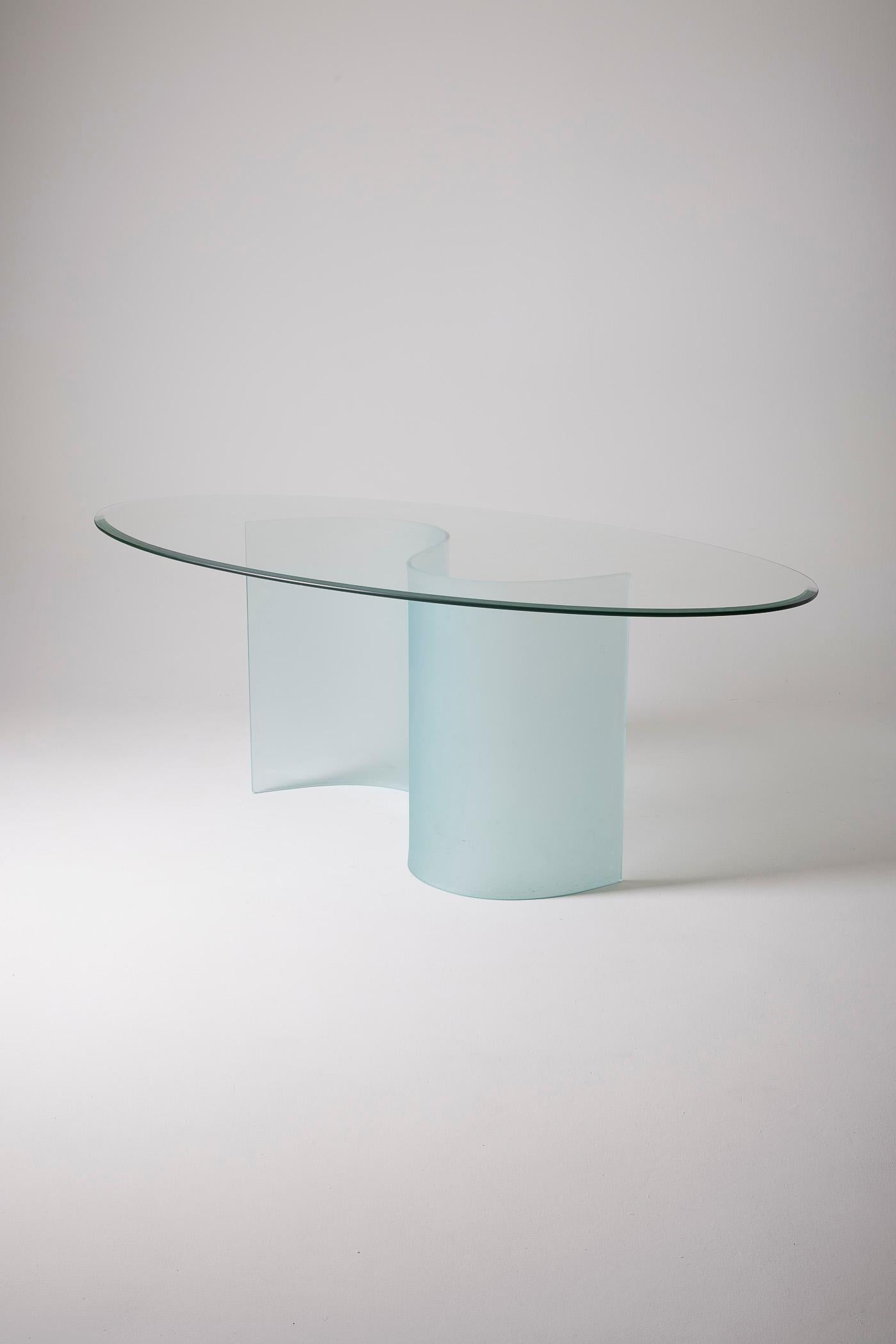Glass dining table with oval top, 1970s. Very good condition. 
LP2013