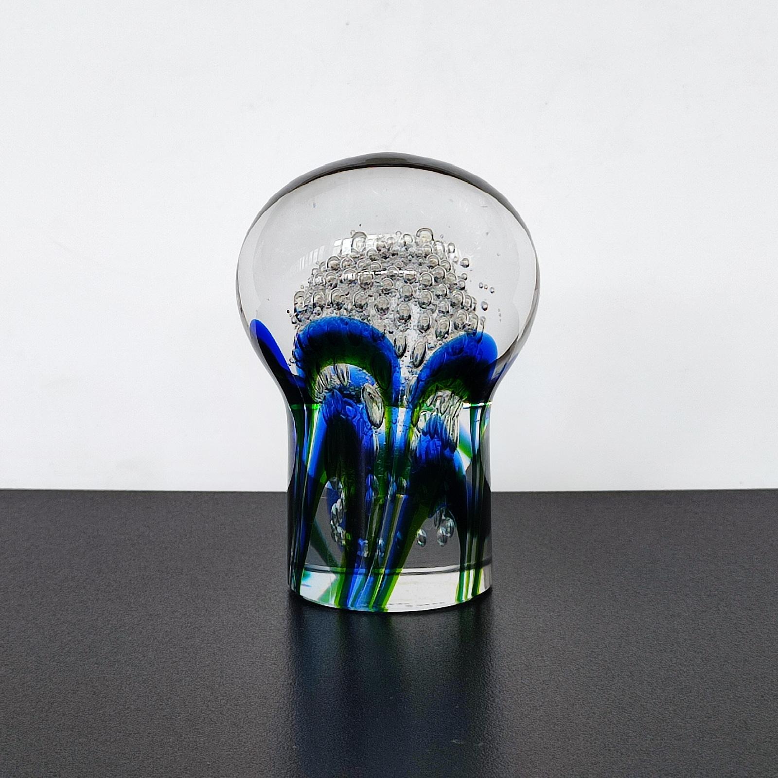 Schöner und schwerer Briefbeschwerer, entworfen von Goran Warff und hergestellt von KostaBoda in den 1960er Jahren.
Dieser handgefertigte Briefbeschwerer aus Glas ist raffiniert, mit grünen und blauen Wellen aus Glas, die ein Bündel von Blasenglas