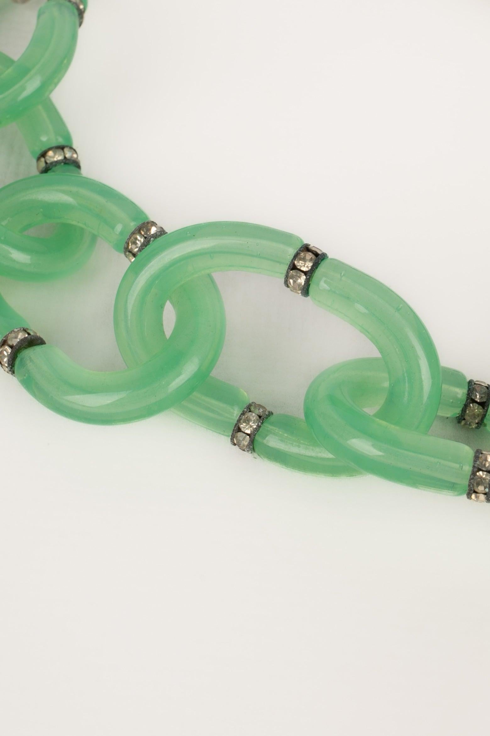Glass Paste Necklace with Silvery Metal and Rhinestones, 1930s In Excellent Condition For Sale In SAINT-OUEN-SUR-SEINE, FR