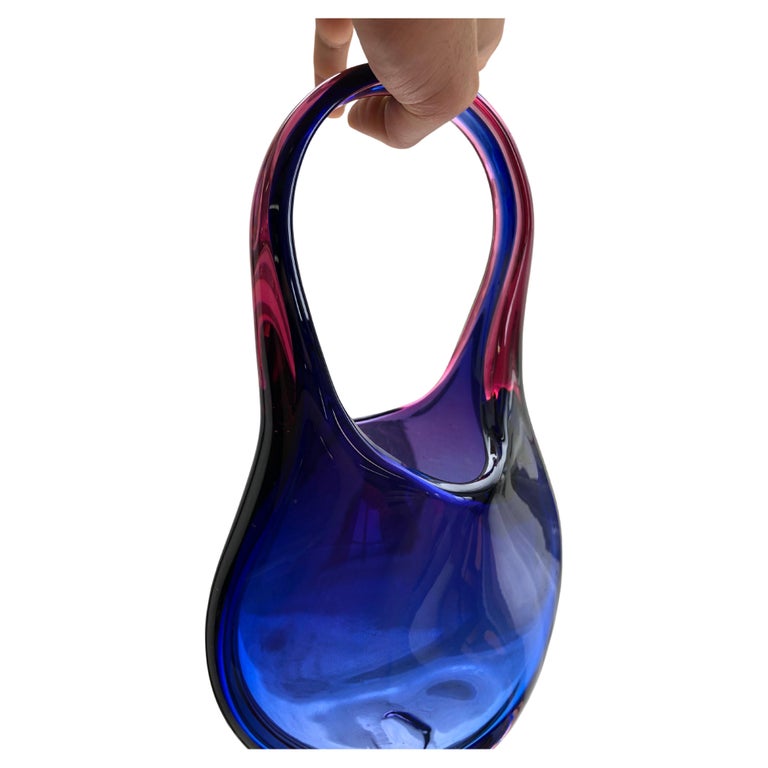Glass Peanut Handbag with Blue to Ruby Fade by Raiffe In New Condition For Sale In Brooklyn, NY
