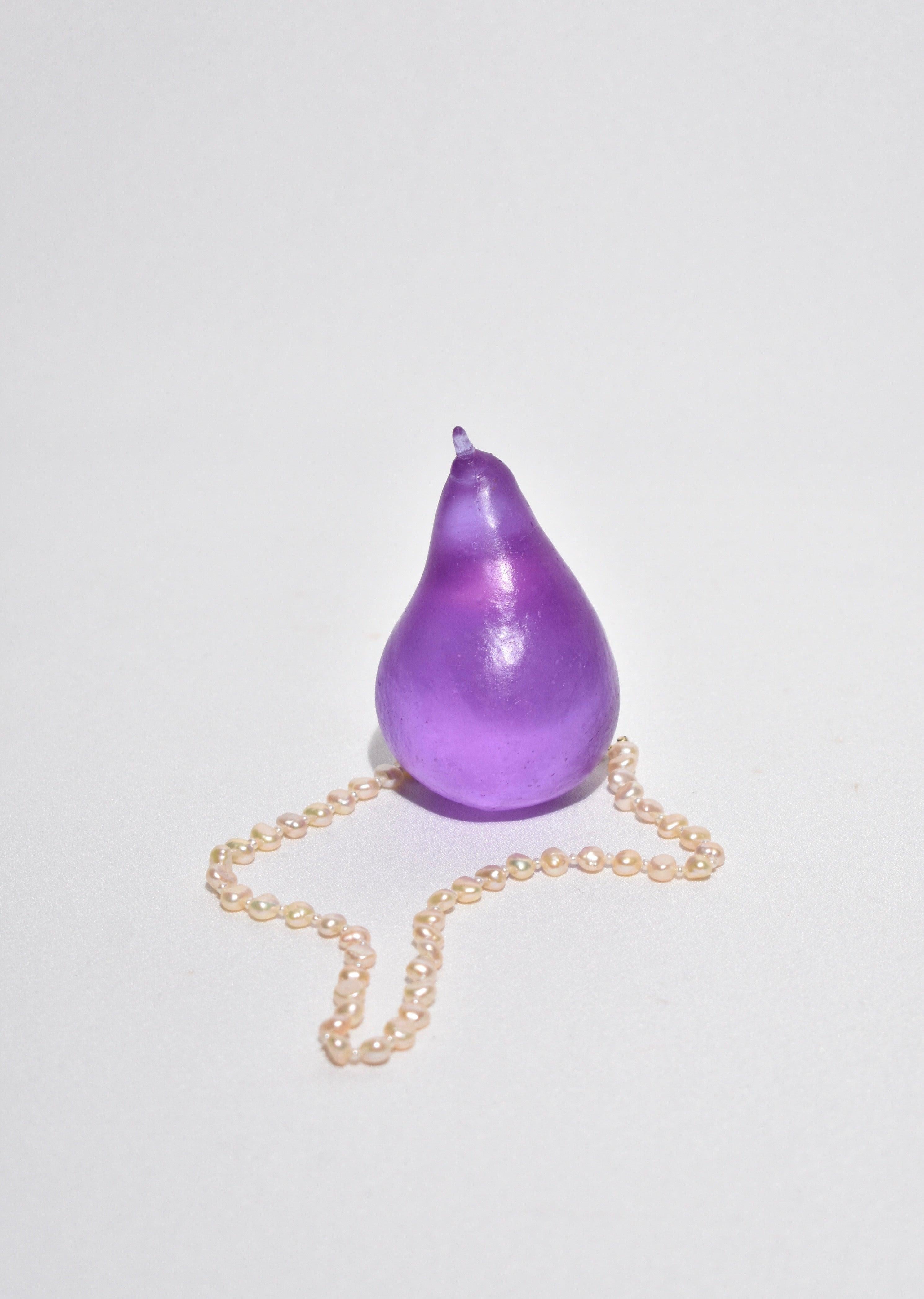 Gegossene Glasbirne in dichroitischem Lila von Devon Made, inspiriert von mundgeblasenen Obstmachern und Sammlern aus den 1960er Jahren. Die spielerische Leichtigkeit des Alltagsobstes steht im Kontrast zu der Schwere des Kristallglases, einem