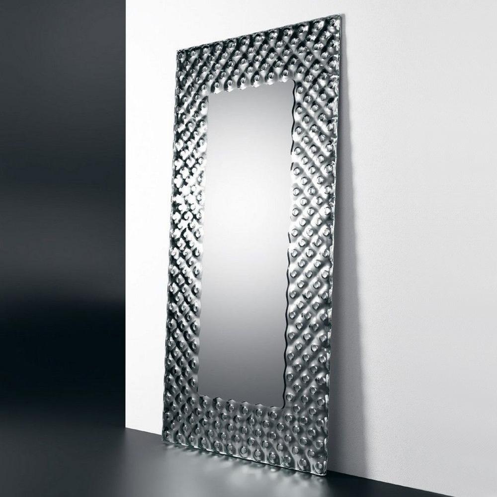 Mirror glass pearl rectangular with high temperature 
fused glass 6mm thickness and in back silvered finish.
With 5mm thikness flat mirror glass. With metal painted
frame. Available in:
L76xD4xH116cm, price: 3200,00€.
L116xD5xH216cm, price:
