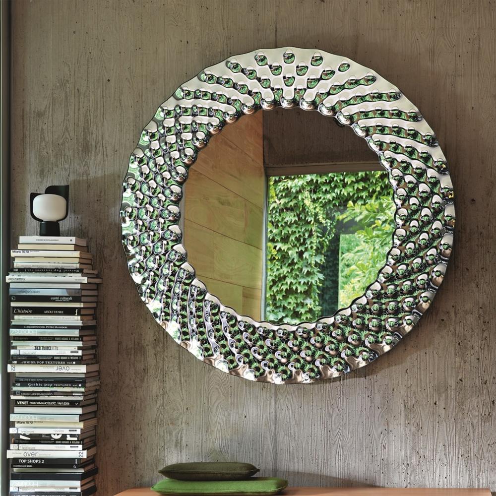 Mirror glass pearl round with high temperature
fused glass 6 mm thickness and in back silvered finish.
With 5 mm thickness flat mirror glass. With metal painted
frame. Available in:
Diameter 96 cm x depth 4cm, price: 3400,00€.
Diameter 148 cm x