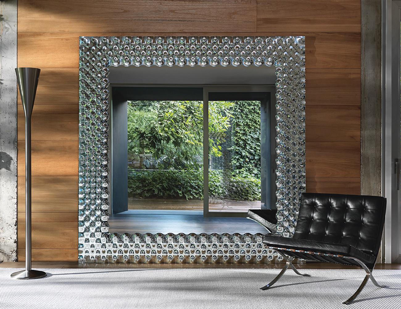 Mirror glass pearl square with high temperature
fused glass 6mm thickness and in back silvered finish.
With 5mm thikness flat mirror glass. With metal painted
frame. Available in:
L 86 x D 4 x H 86cm, price: 2900,00€.
L 206 x D 4 x H 206cm,