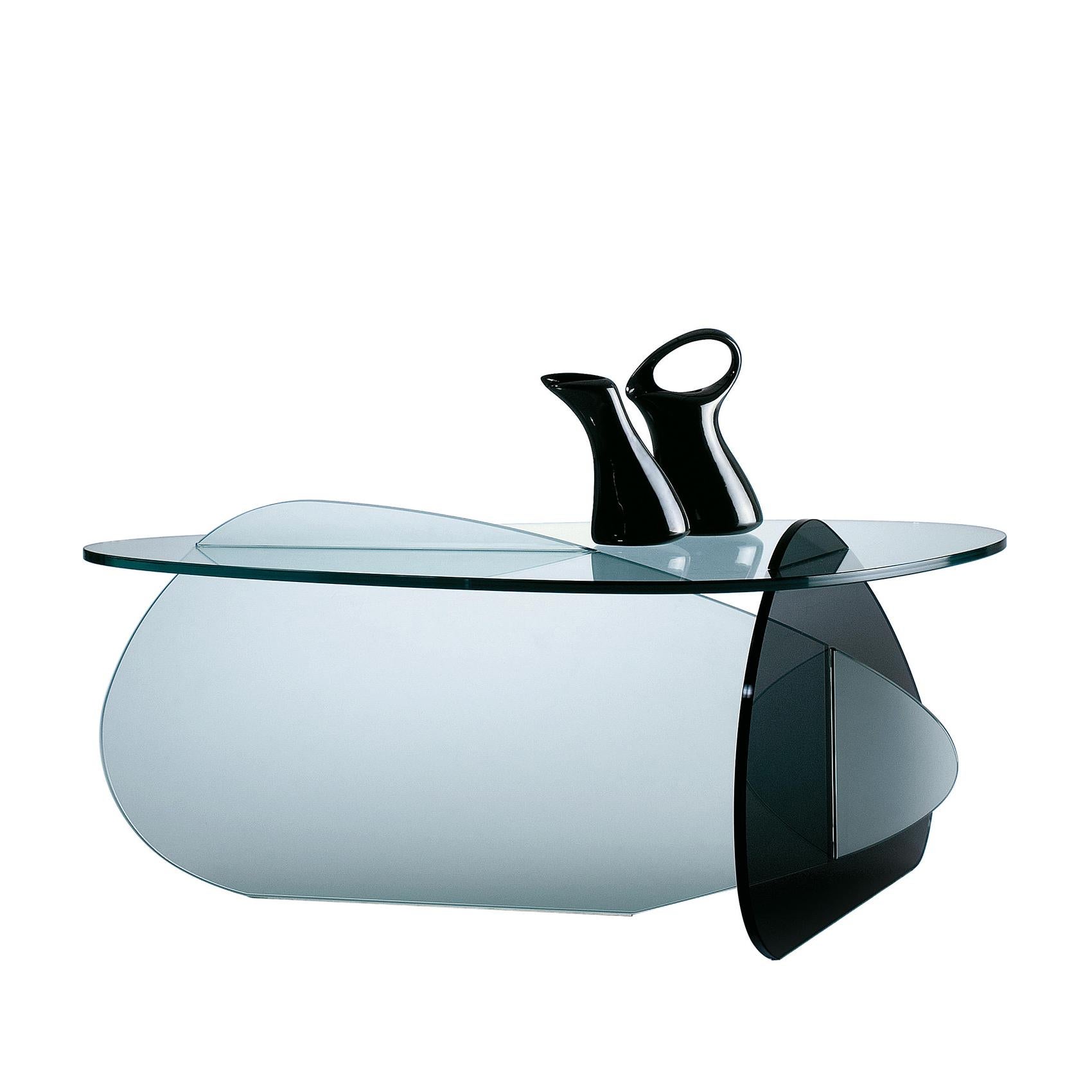 Galets de table à café en verre transparent
dessus en verre, longue partie droite en verre dépoli et
partie droite moyenne en verre fumé.
Disponible en :
L 131 x P 74 x H 36 cm, prix : 2650,00€
L 88 x P 63 x H 36 cm, prix : 2250,00€.