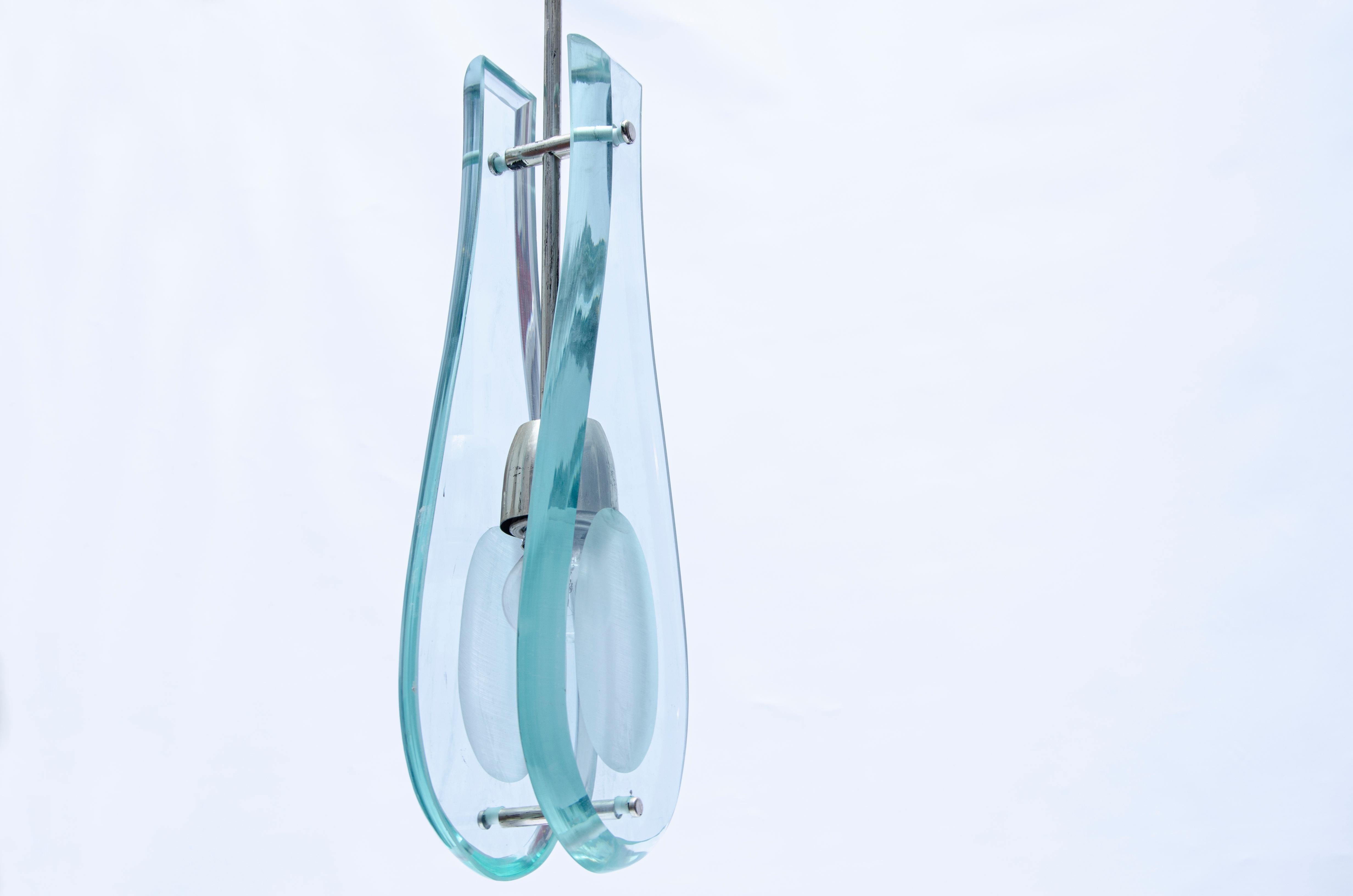 Ciondolo in vetro di Max Ingrand (1908-1969) per Fontana Arte. È conosciuto con il nome di Model 2259.

Peter Fiell (2005) 