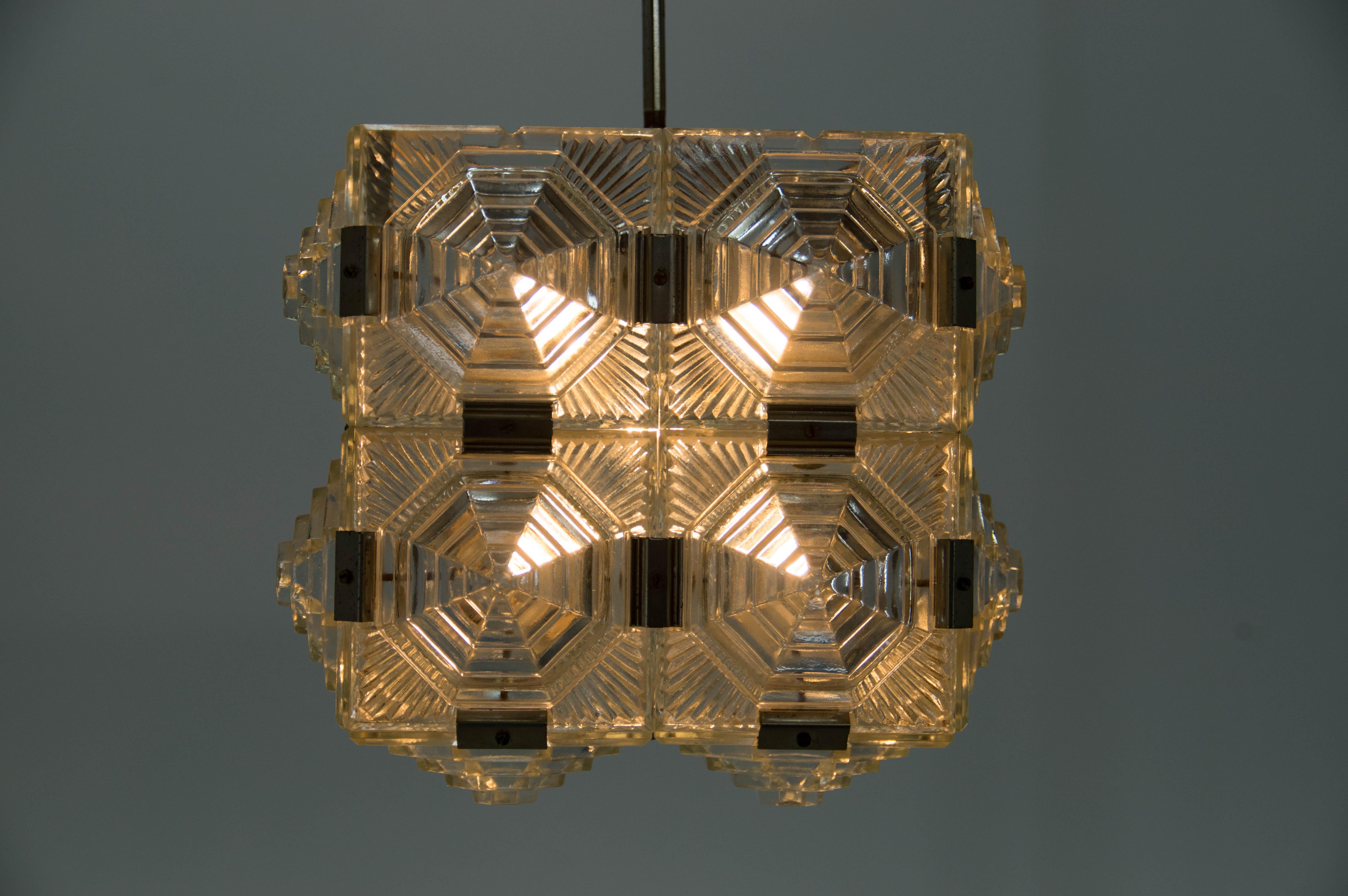 Bellissimo ciondolo in vetro con motivo azteco.
Buone condizioni originali
1x100W, lampadina E25-E27
Compatibile con il cablaggio degli Stati Uniti.