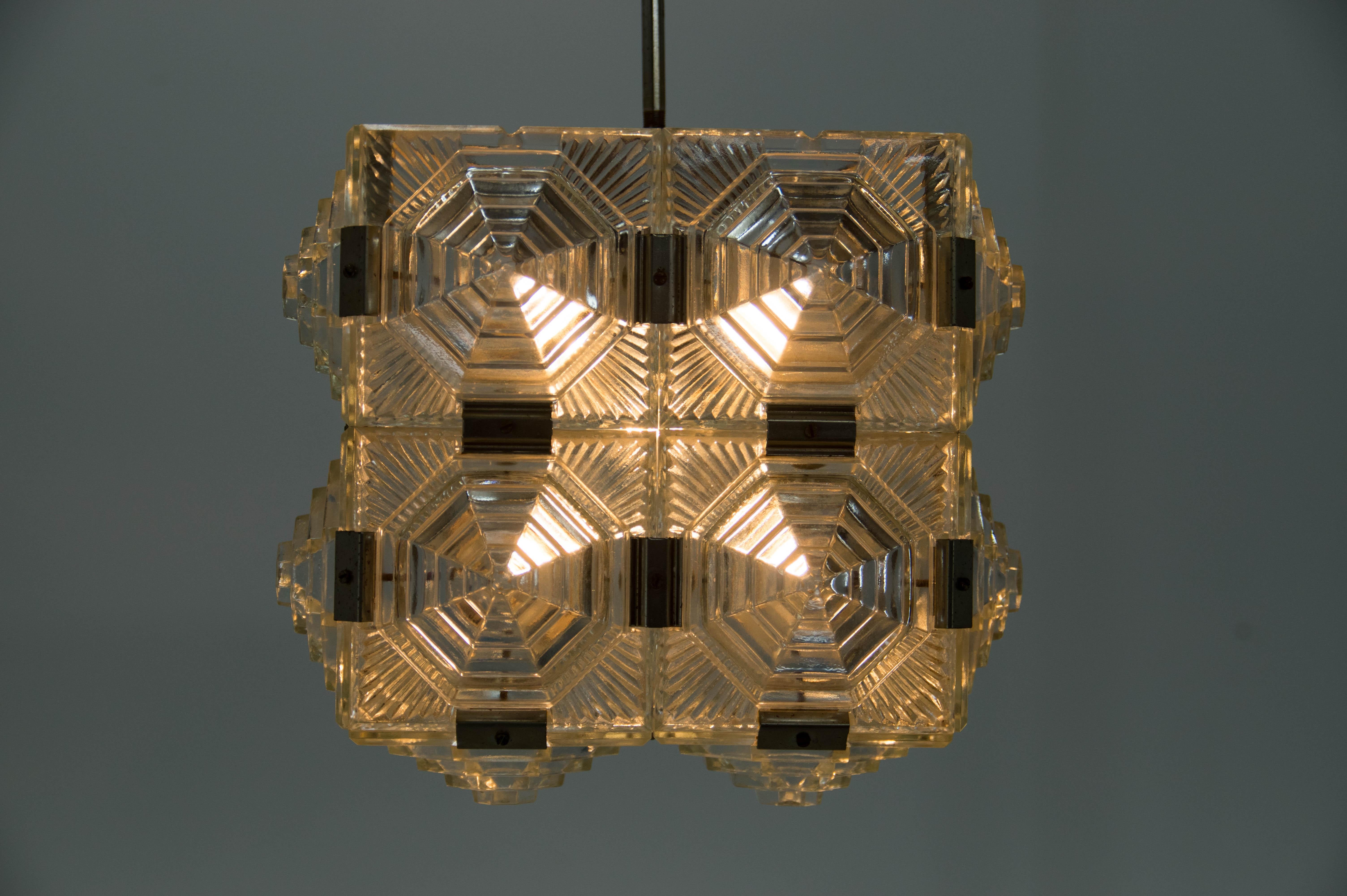 Beautiful glass pendant with Aztec pattern.
Good original condition
1x100W, E25-E27 bulb
US wiring compatible.