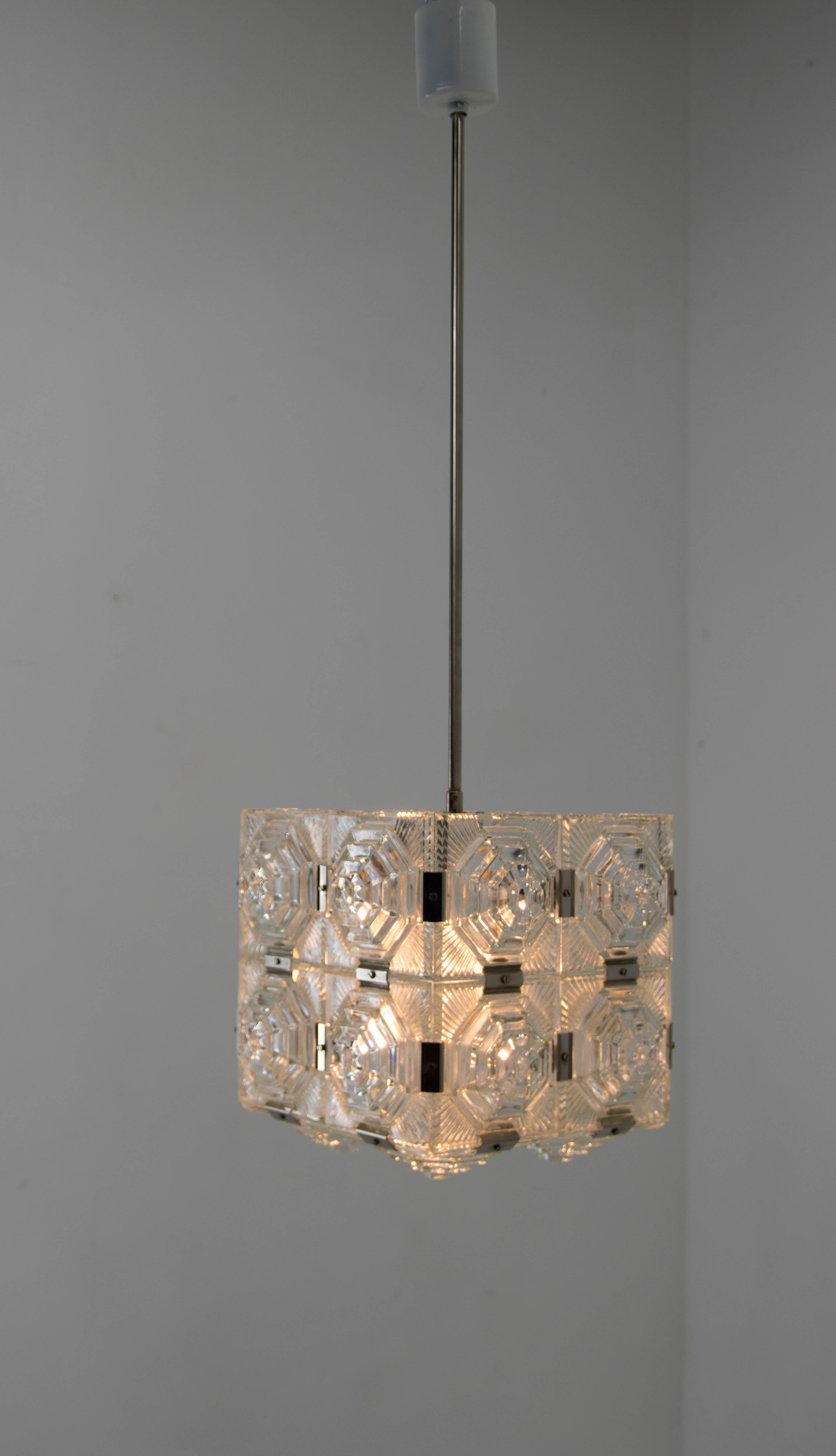 Beautiful glass pendant with Aztec pattern.
Good original condition
1x100W, E25-E27 bulb
US wiring compatible.