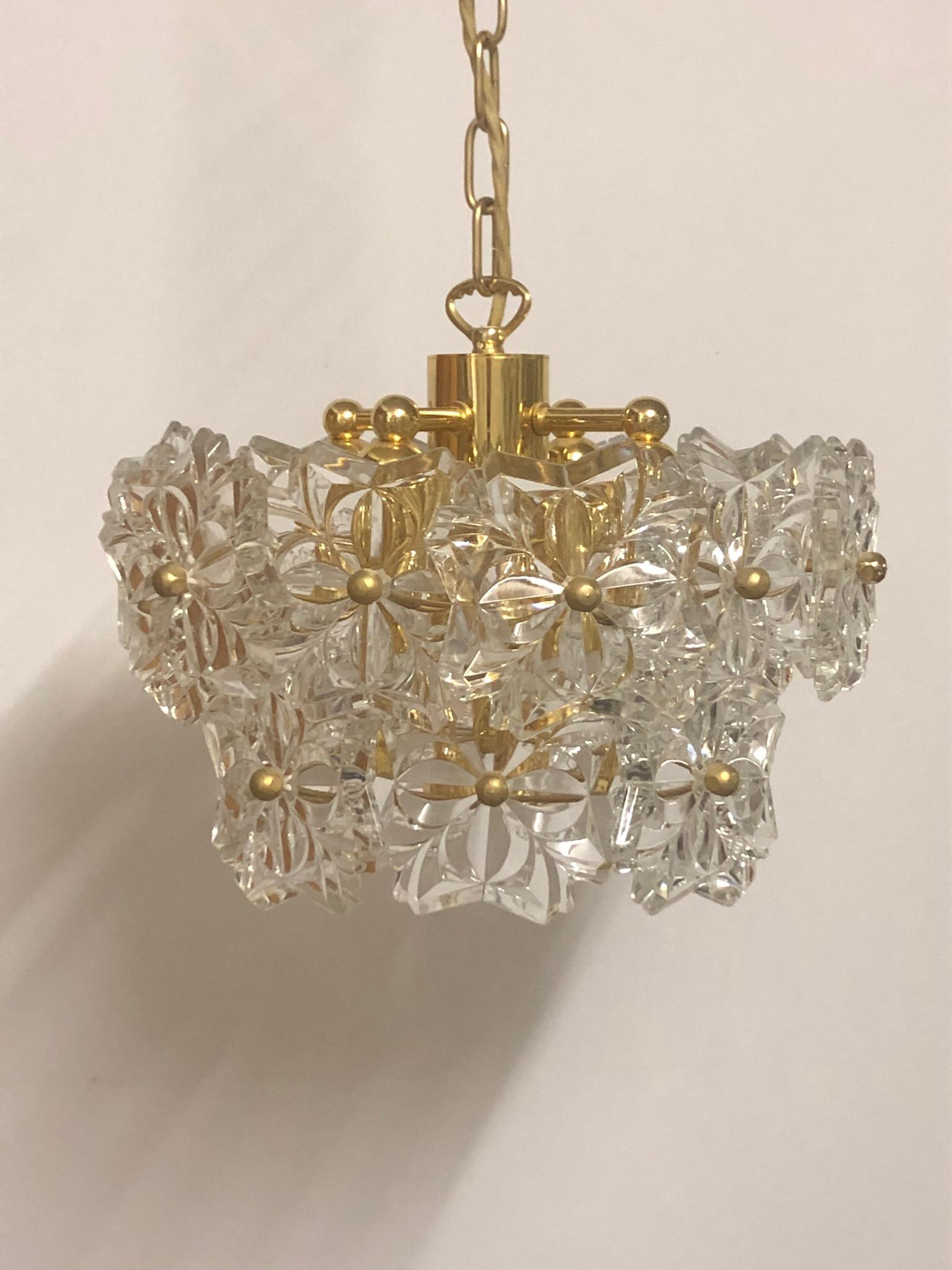 Wonderful Mid-Century Modern, high quality crystal chandelier by Kinkeldey, Germany, circa 1960s. This chandelier is made of
flower crystal elements and brass frame.
Socket: 4 x E14 and 1 x E27 (Edison) for standard screw bulbs.
Perfect condition.