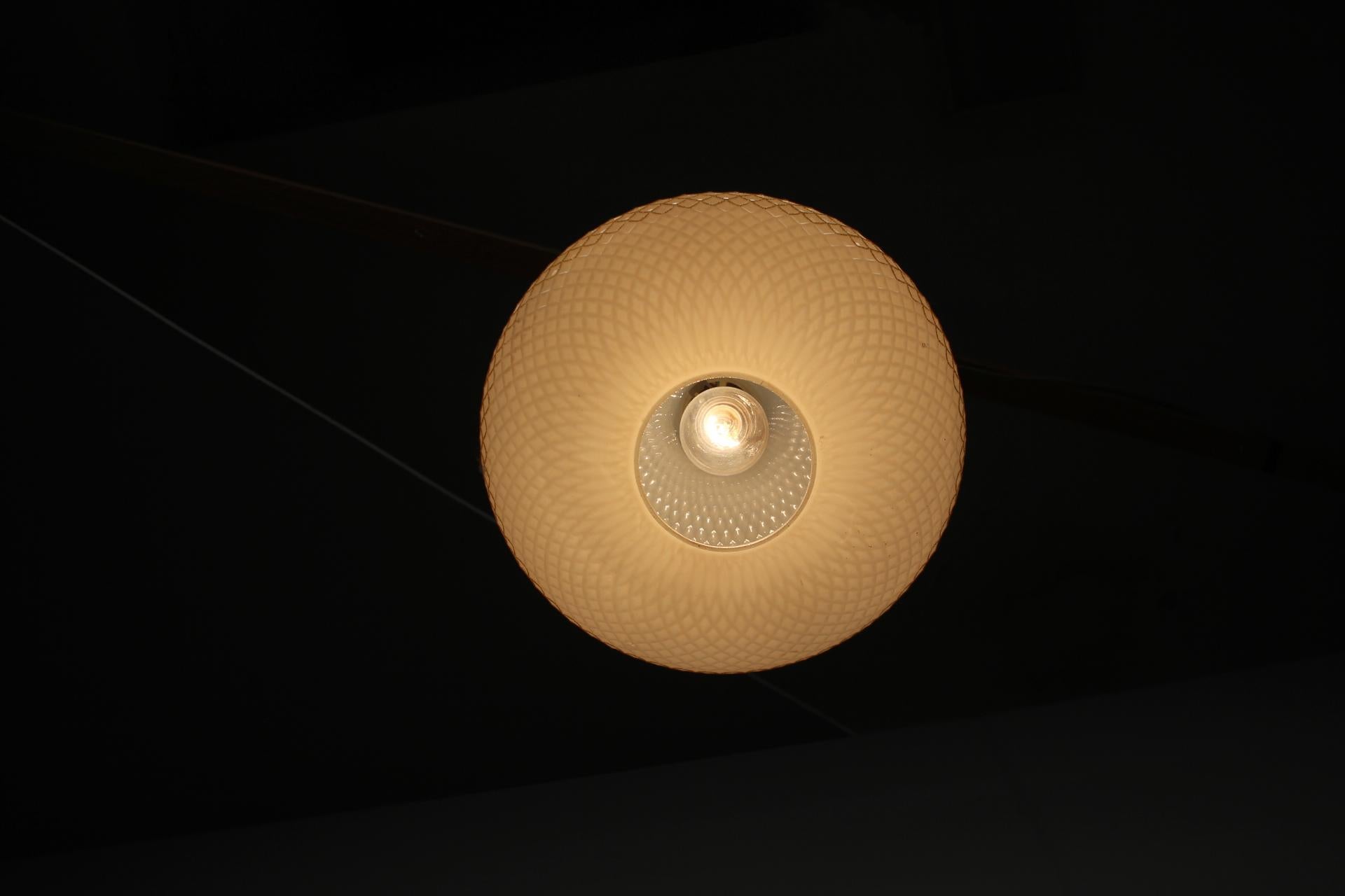 Pendentif en verre Tchécoslovaquie, 1970 en vente 2