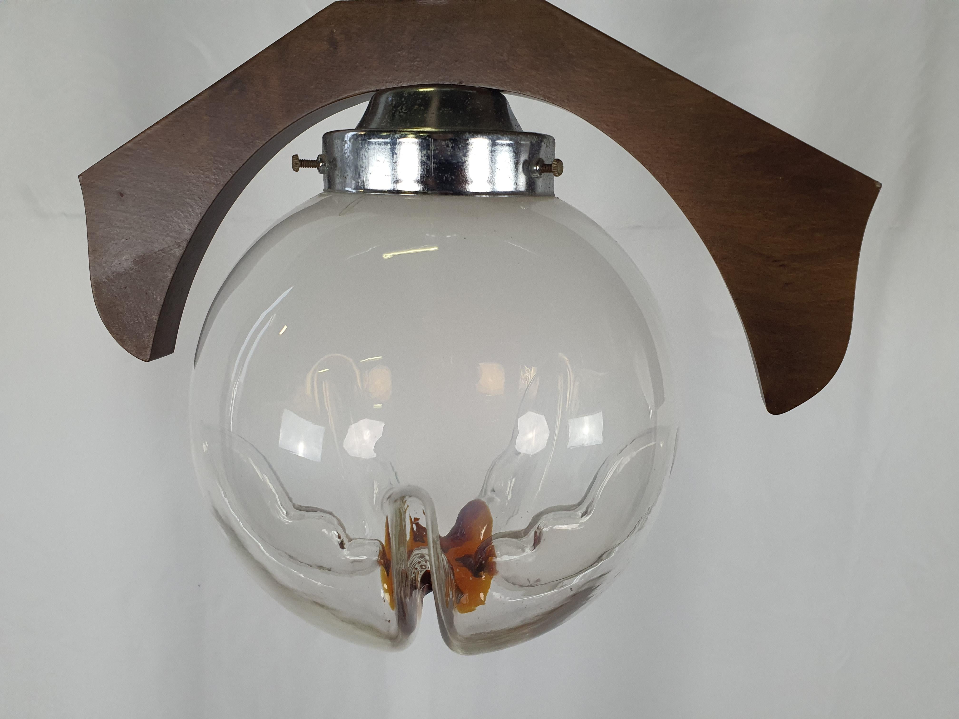 Particular chandelier of Italian production, Mazzega design circa 1970s.

The cable of this item is original and the replacement of electrical parts and/or the electrical system is recommended.