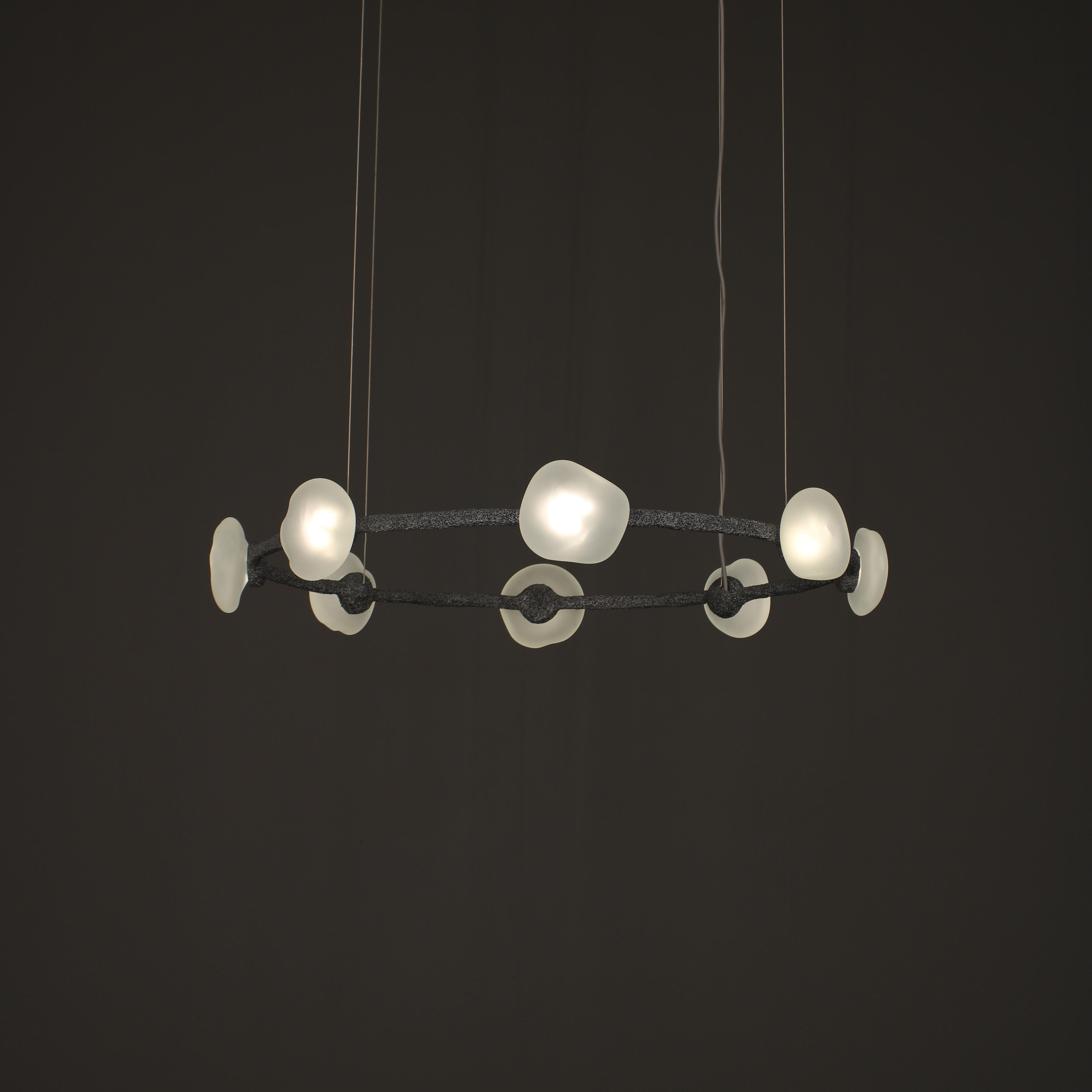 Lampada a sospensione in vetro di Aver
Dimensioni: D. 86 x L. 86 x H. 13 cm 
Materiali: Vetro, metallo, ceramica.

Disponibile in vetro smerigliato o fumé.
Disponibile in placcato oro, placcato argento, placcato oro invecchiato, placcato argento
