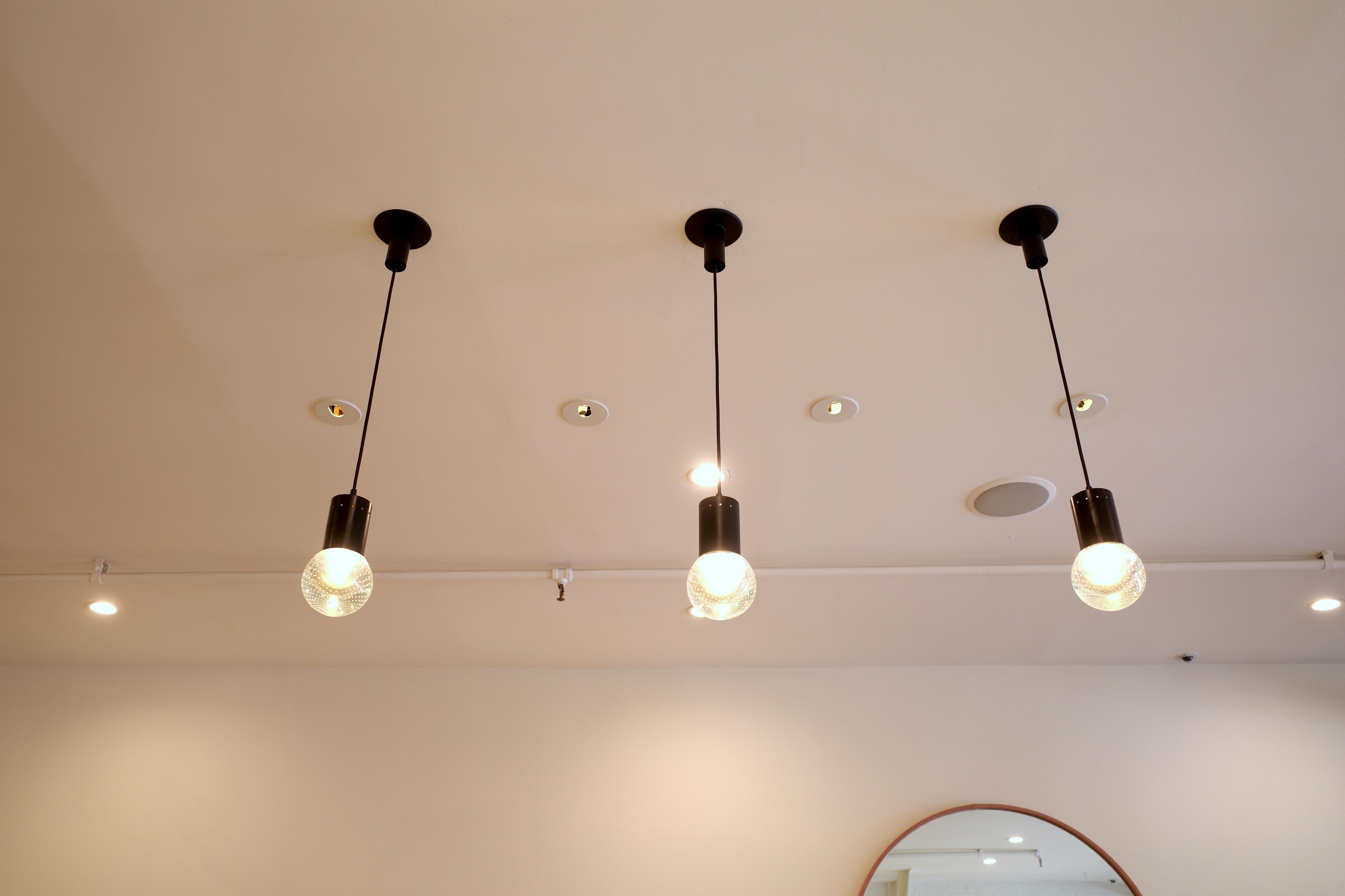 Pièce exceptionnelle de l'histoire de l'éclairage italien du milieu du siècle, cette superbe lampe suspendue a été conçue par le légendaire Gino Sarfatti et fabriquée par sa société pionnière, Arteluce, dans les années 1950. Ce modèle particulier se