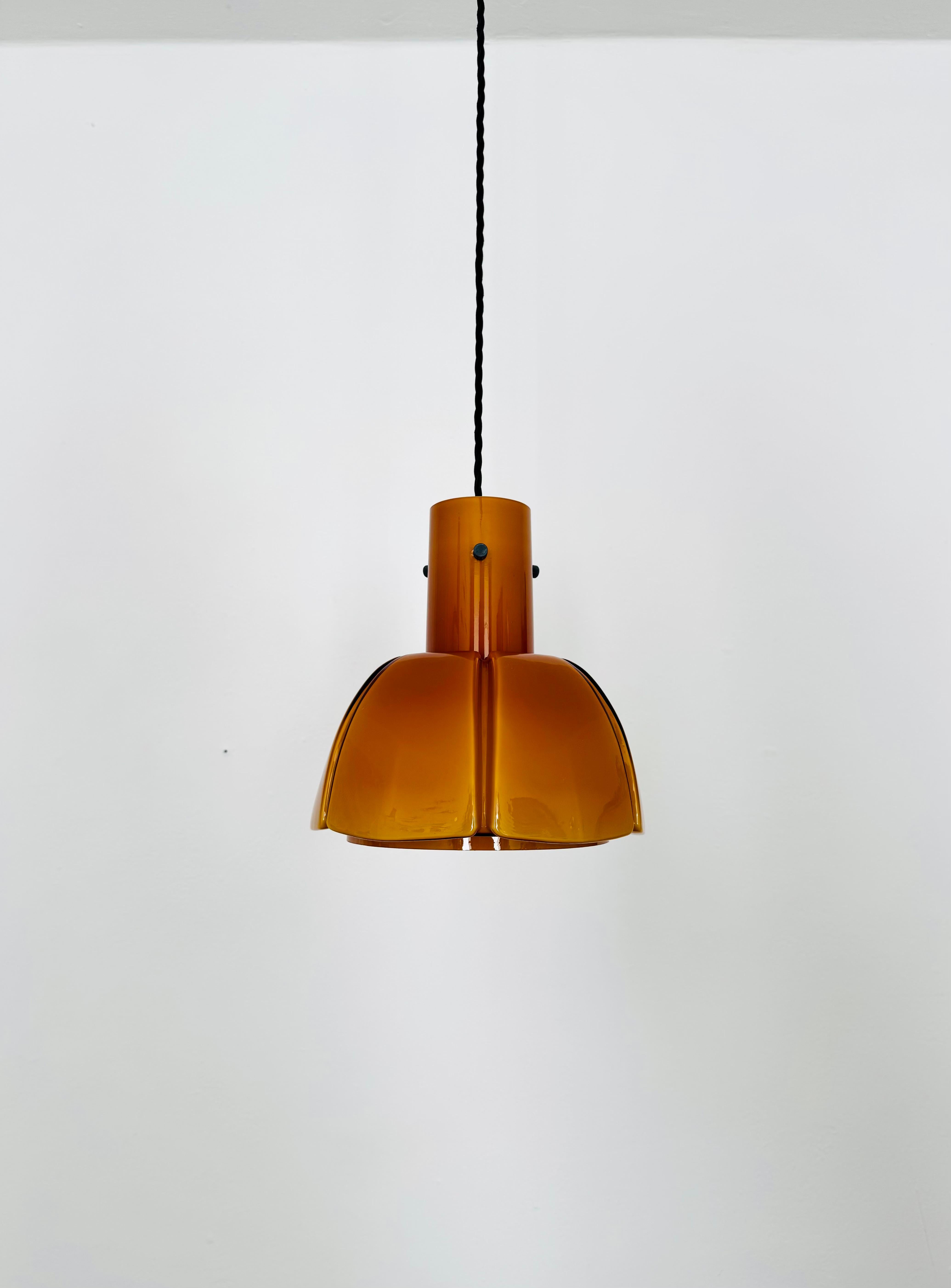 Mid-Century moderno Lampada a sospensione in vetro di Glashütte Limburg in vendita