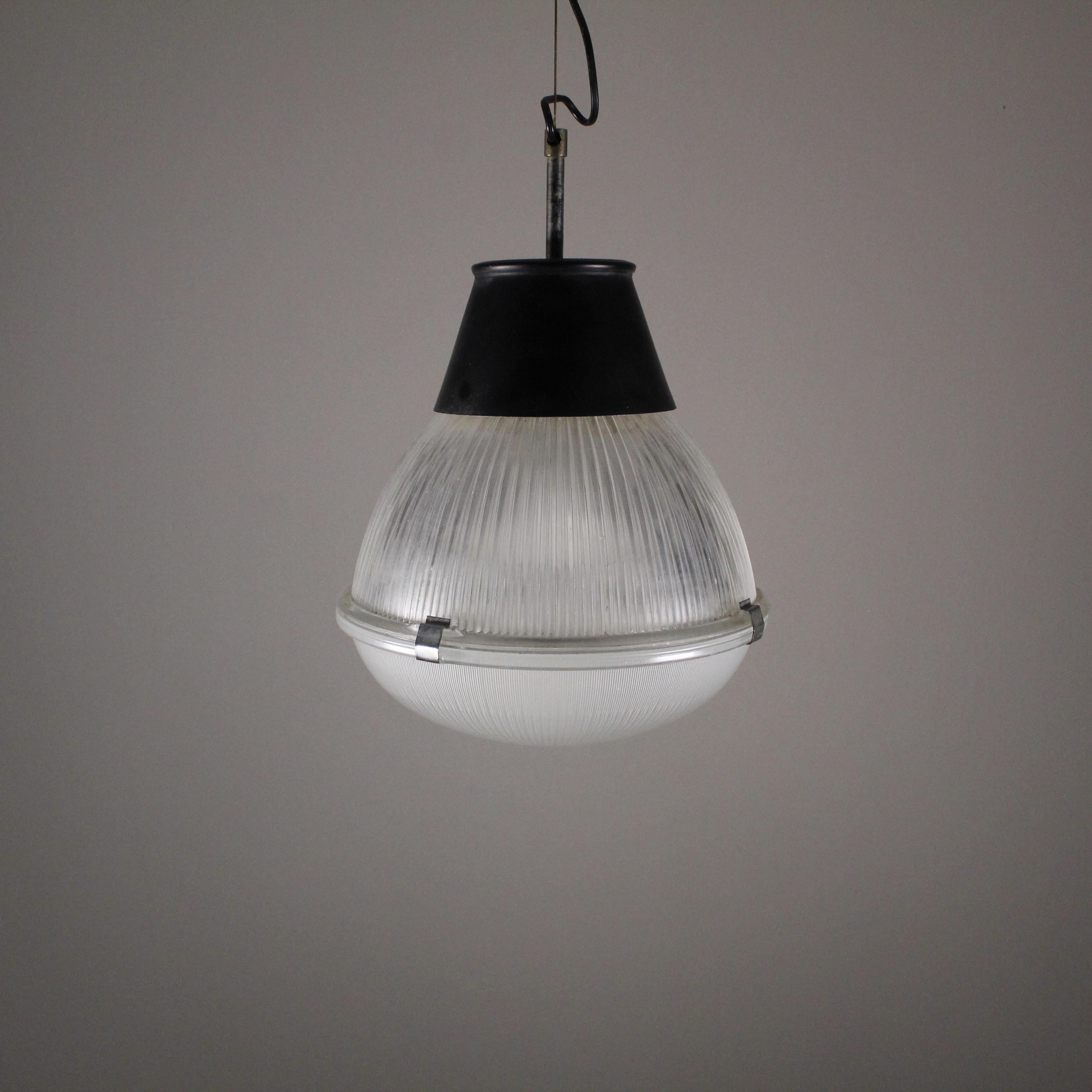 La lampe suspendue en verre d'Ignazio Gardella, une création intemporelle des années 1950 pour Azucena, est l'incarnation de l'élégance du milieu du siècle. Le design/One présente un équilibre délicat entre simplicité et sophistication. La
