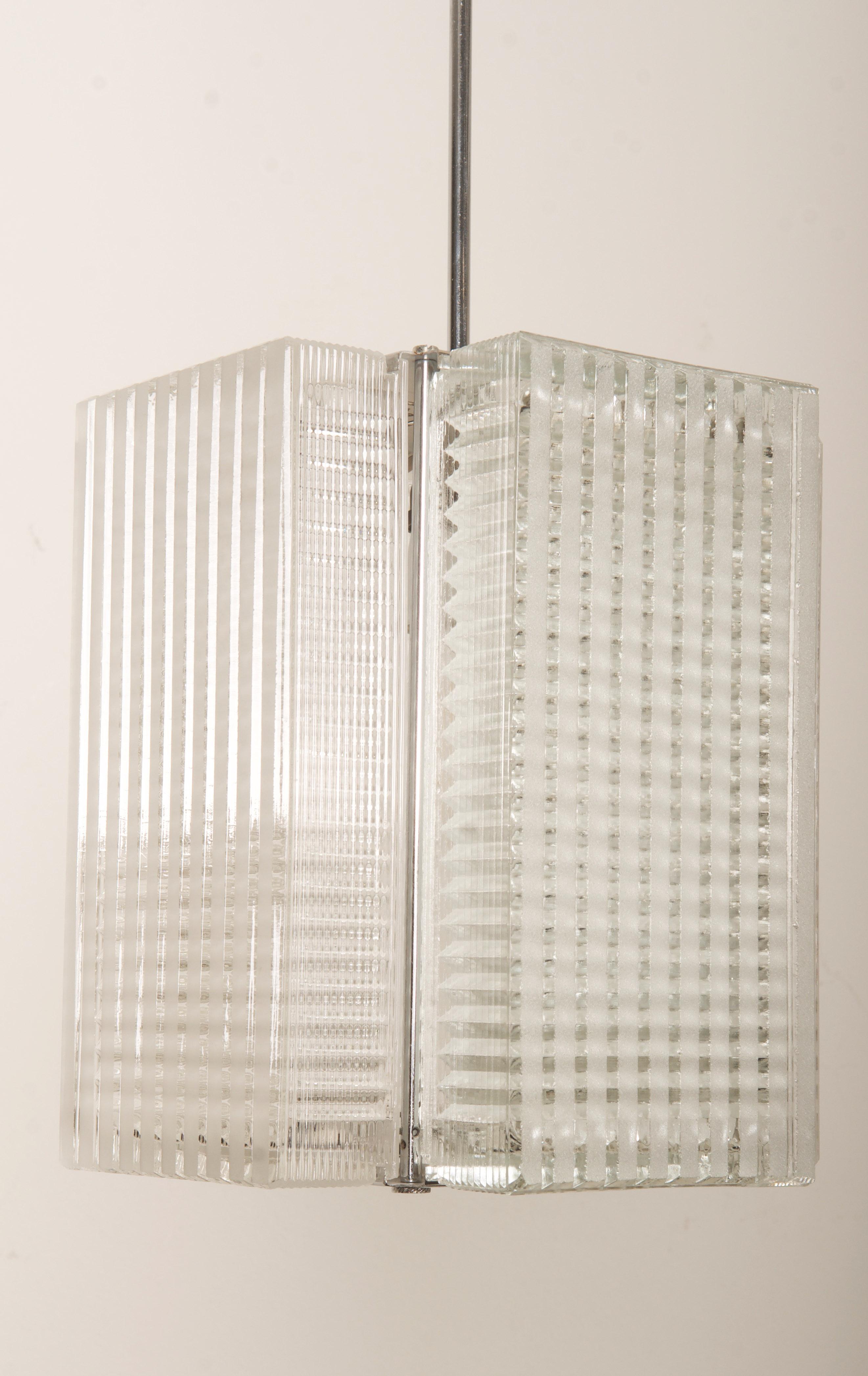 Marco de latón cromado con cuatro elementos de cristal prensado pesado. Diseñado a finales de la década de 1960.

 