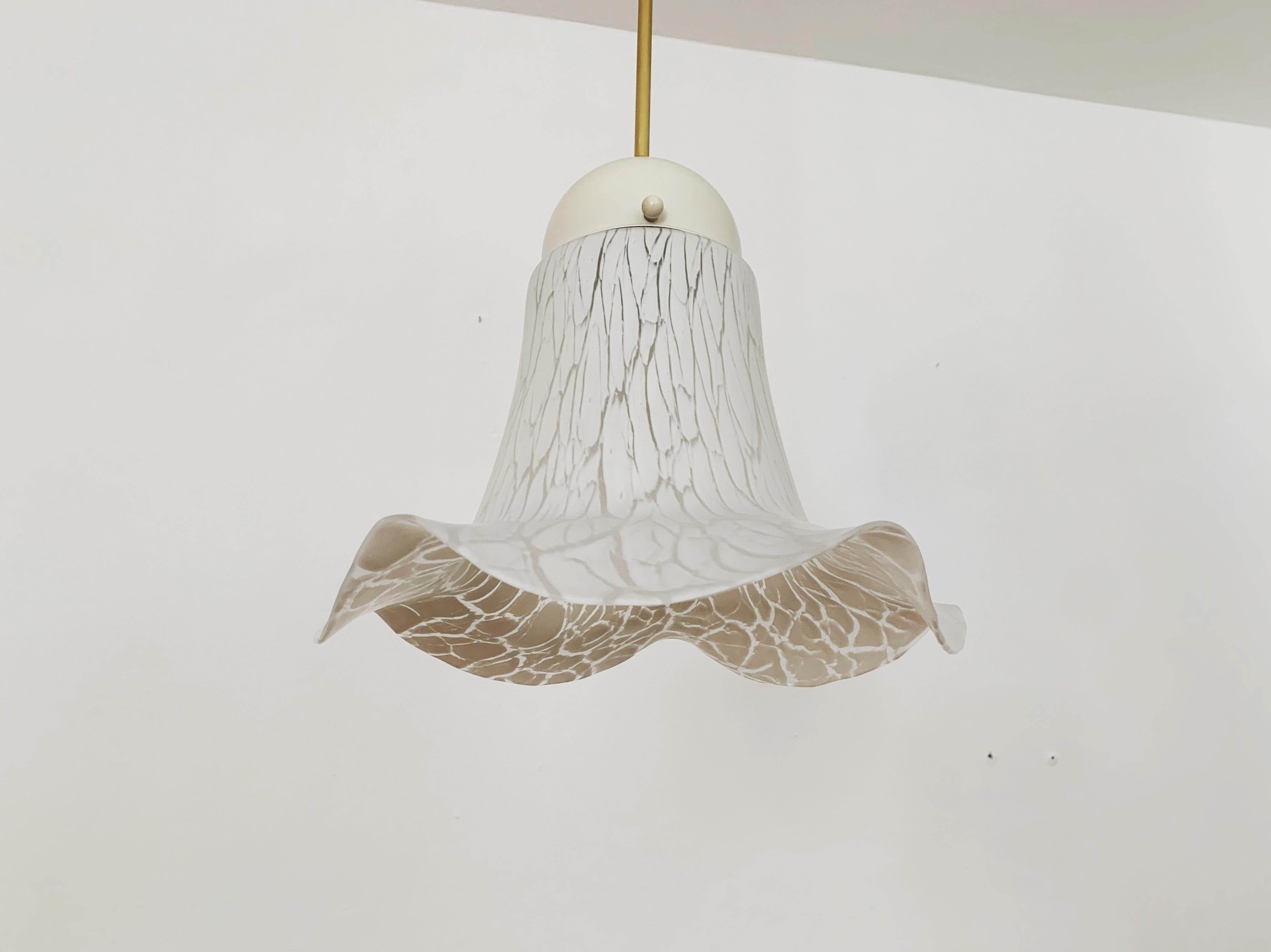 Lampada eccezionalmente bella degli anni '60.
Il grande disegno in combinazione con il vetro dalle forme meravigliose diffonde una luce molto piacevole e rende la lampada molto speciale.
Un design molto bello e raffinato.

Produttore: Peill &