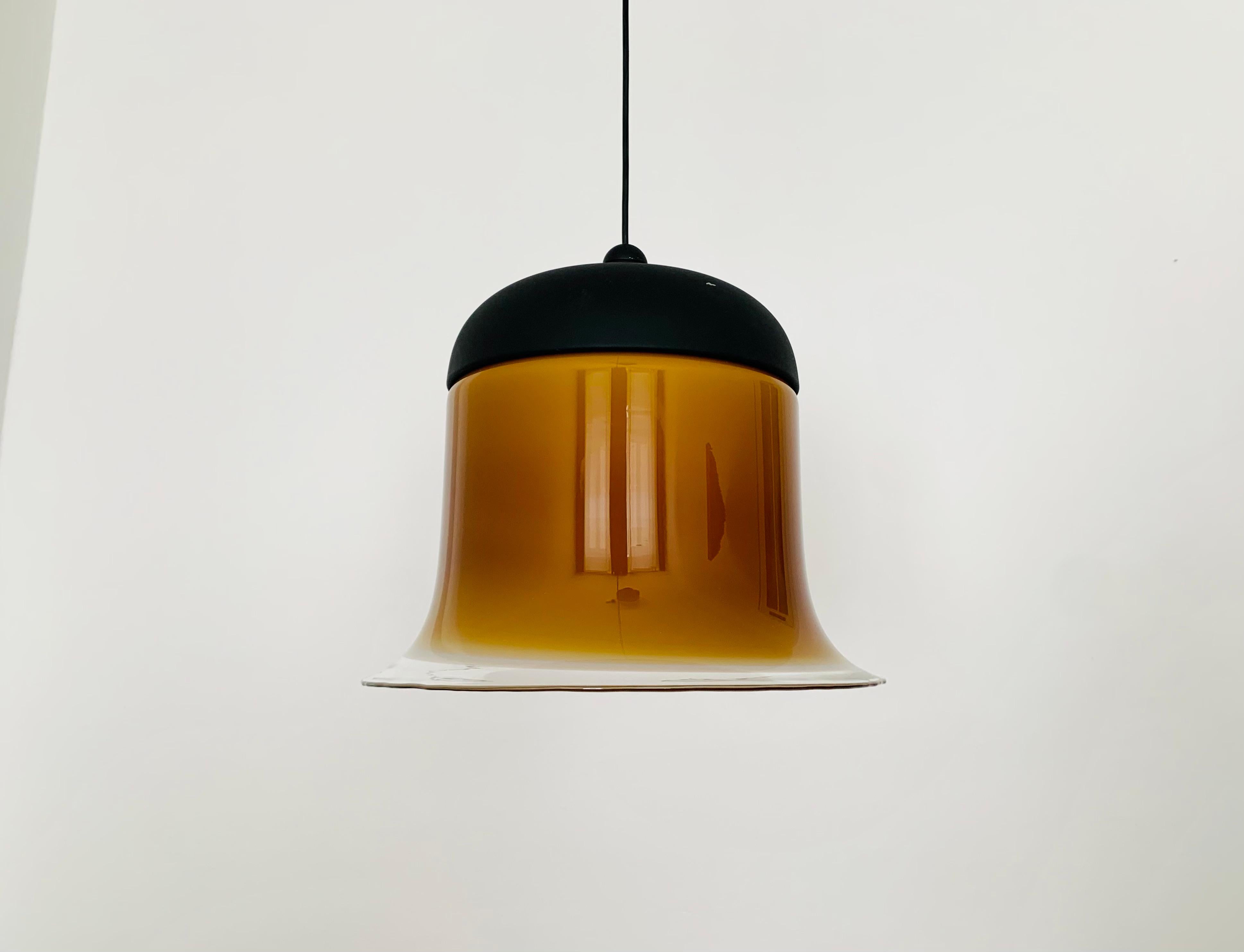 Excepcionalmente bella y gran lámpara colgante de cristal de los años 80.
Un diseño muy refinado y elegante que se integra perfectamente en cualquier habitación.
El cristal de alta calidad crea una luz encantadora y muy acogedora.

Fabricante: Peill