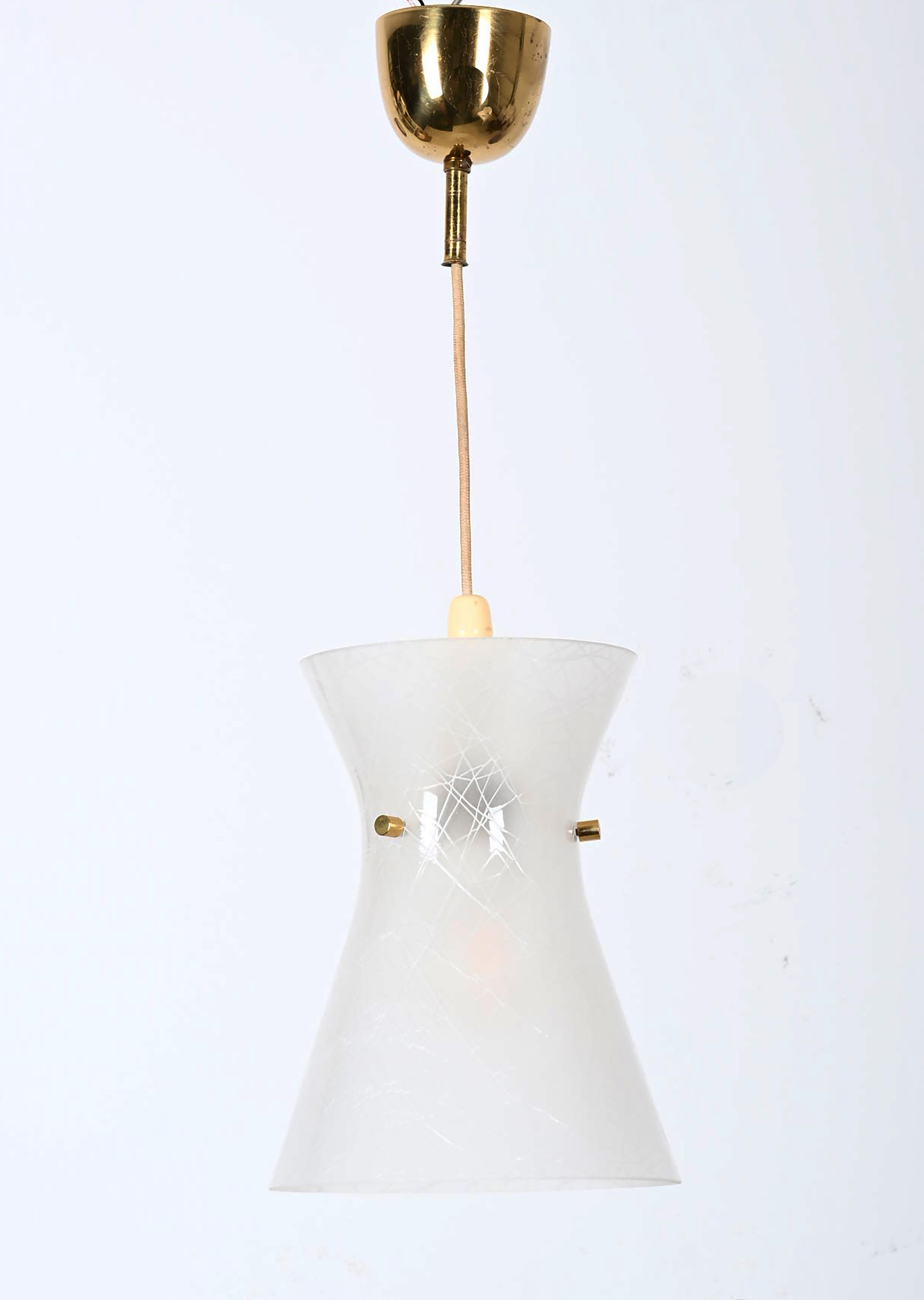 Lampada a sospensione in vetro con un attacco E27, progettata negli anni '50 da Rupert Nikoll a Vienna. 