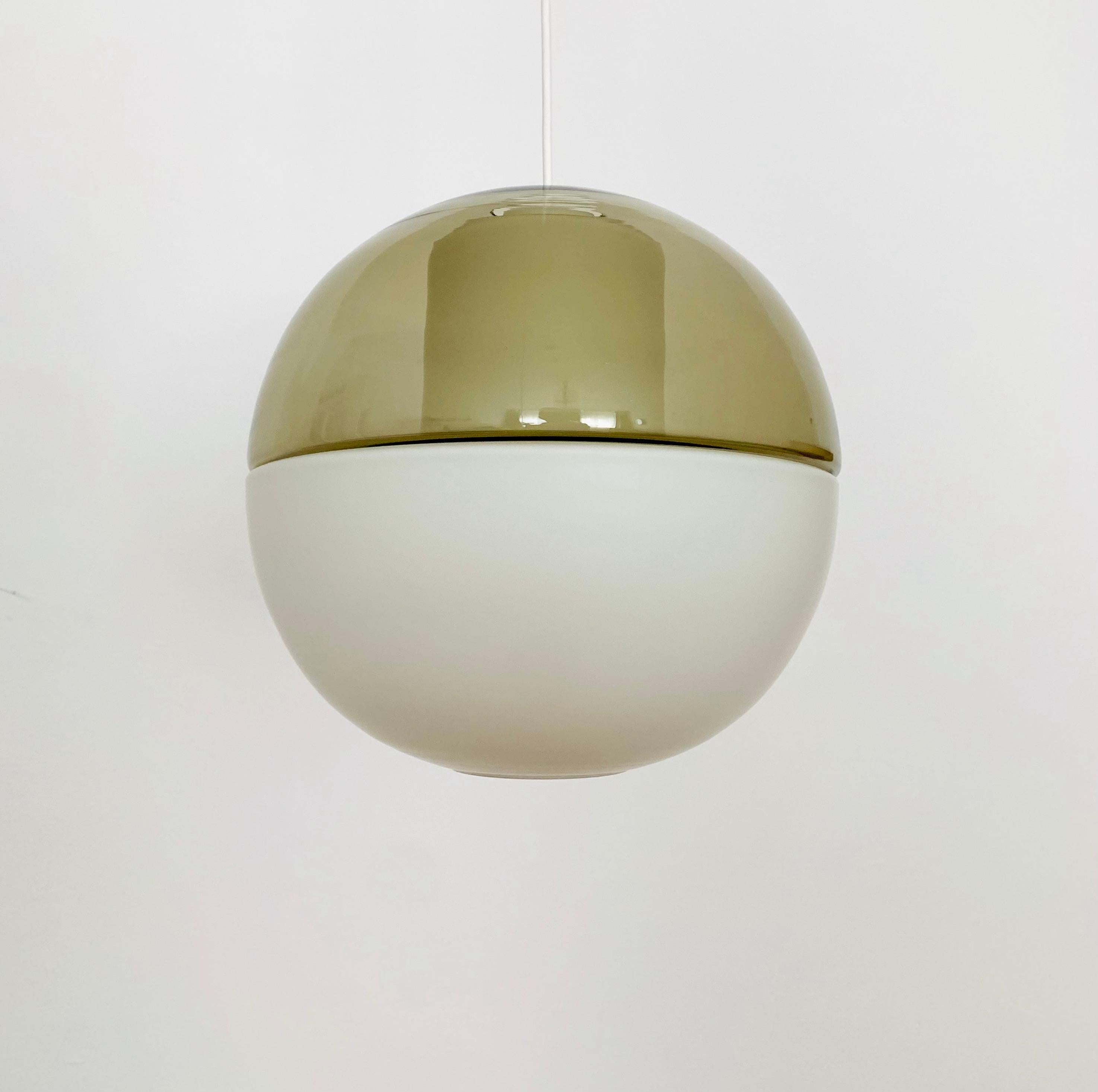 Wonderful glass pendant lamp from the 1950s.
Very nice design with a stylish look.
The 2 glass bodies create a special lighting atmosphere.
Very rare in this version!
A real collector's item and an asset to any home.

Manufacturer: Peill and