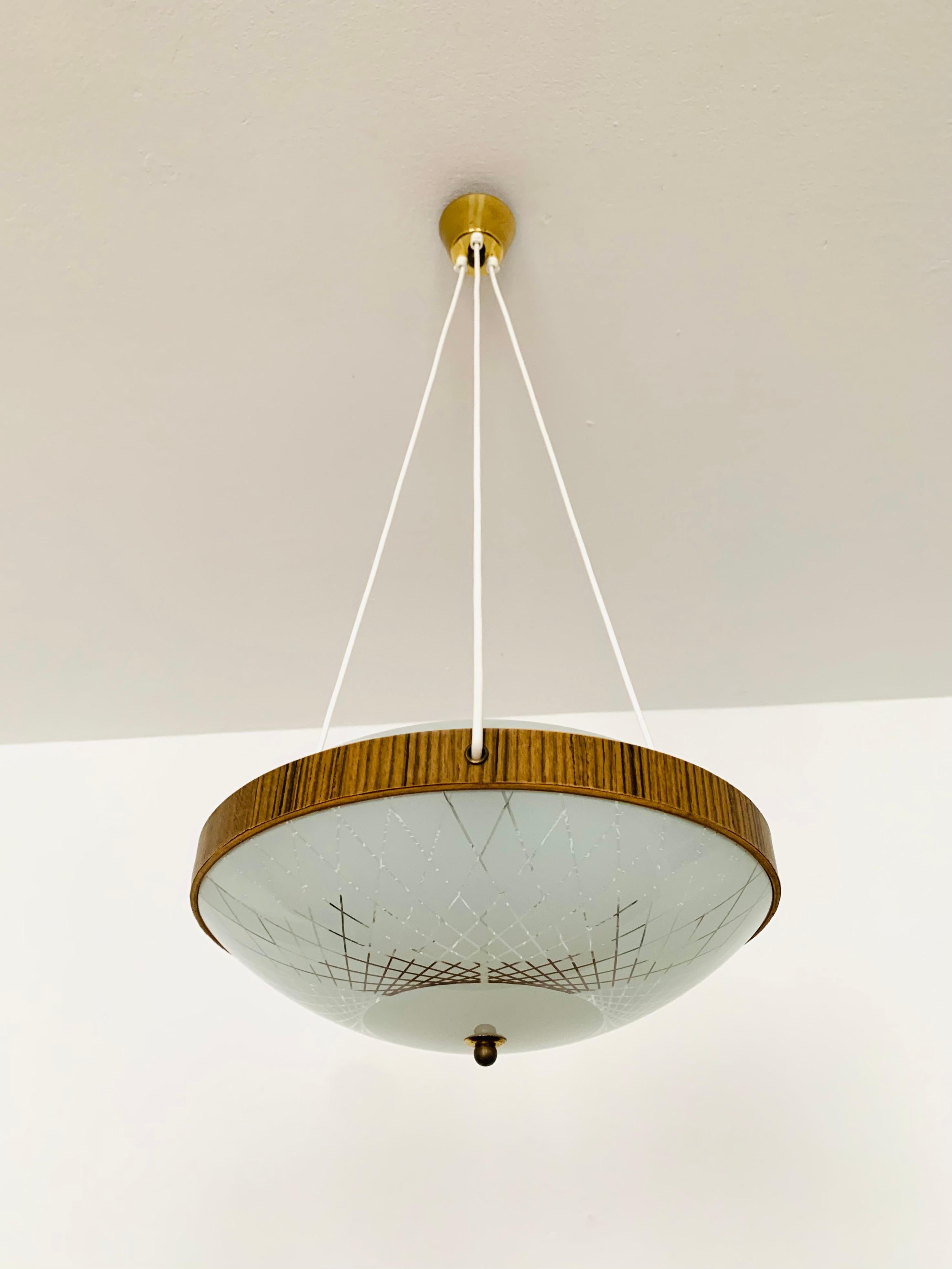 Lampada a sospensione di eccezionale bellezza degli anni '1950.
Il grande motivo dei bicchieri diffonde una luce scintillante.
Un design molto bello e raffinato che si adatta perfettamente a qualsiasi ambiente.

Condizioni:

Condizioni vintage molto
