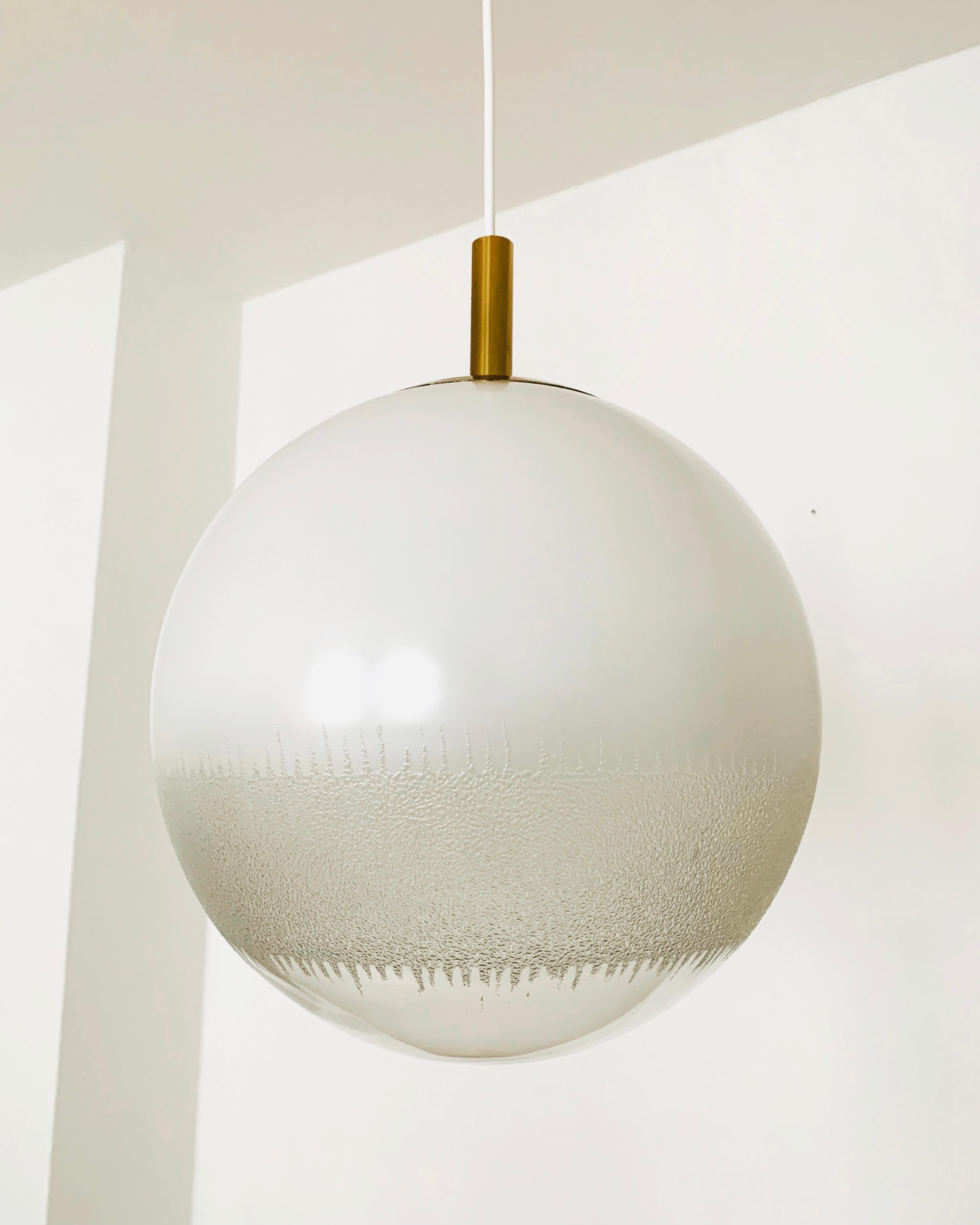 Außergewöhnlich schöne Hängeleuchte aus den 1960er Jahren.
Sehr feines und schönes Design, das sich wunderbar in jeden Raum einfügt.
Das dreifarbige Glas erzeugt ein schönes und sehr angenehmes Licht.

Bedingung:

Sehr guter Vintage-Zustand mit