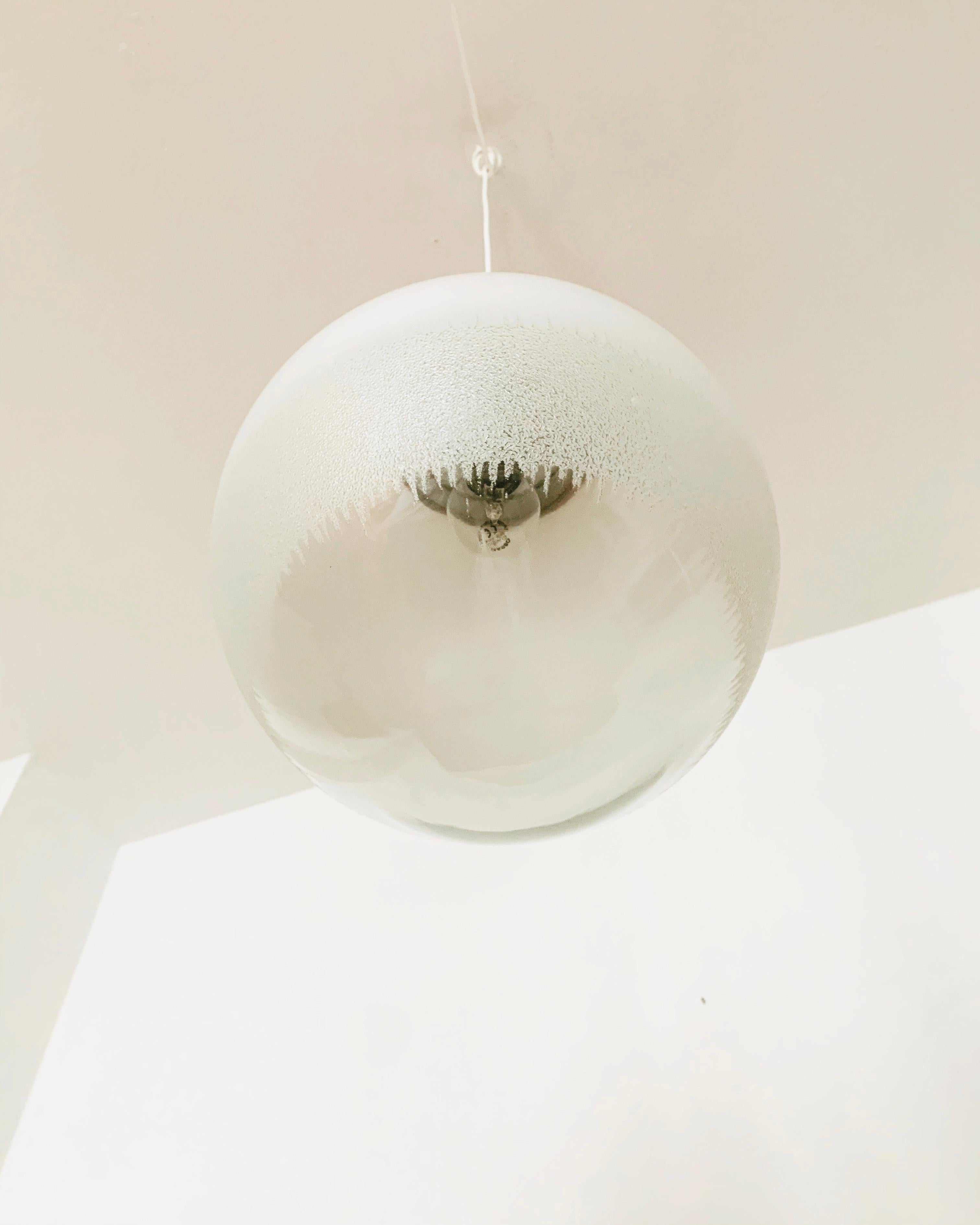 Glas-Pendelleuchte (Mitte des 20. Jahrhunderts) im Angebot