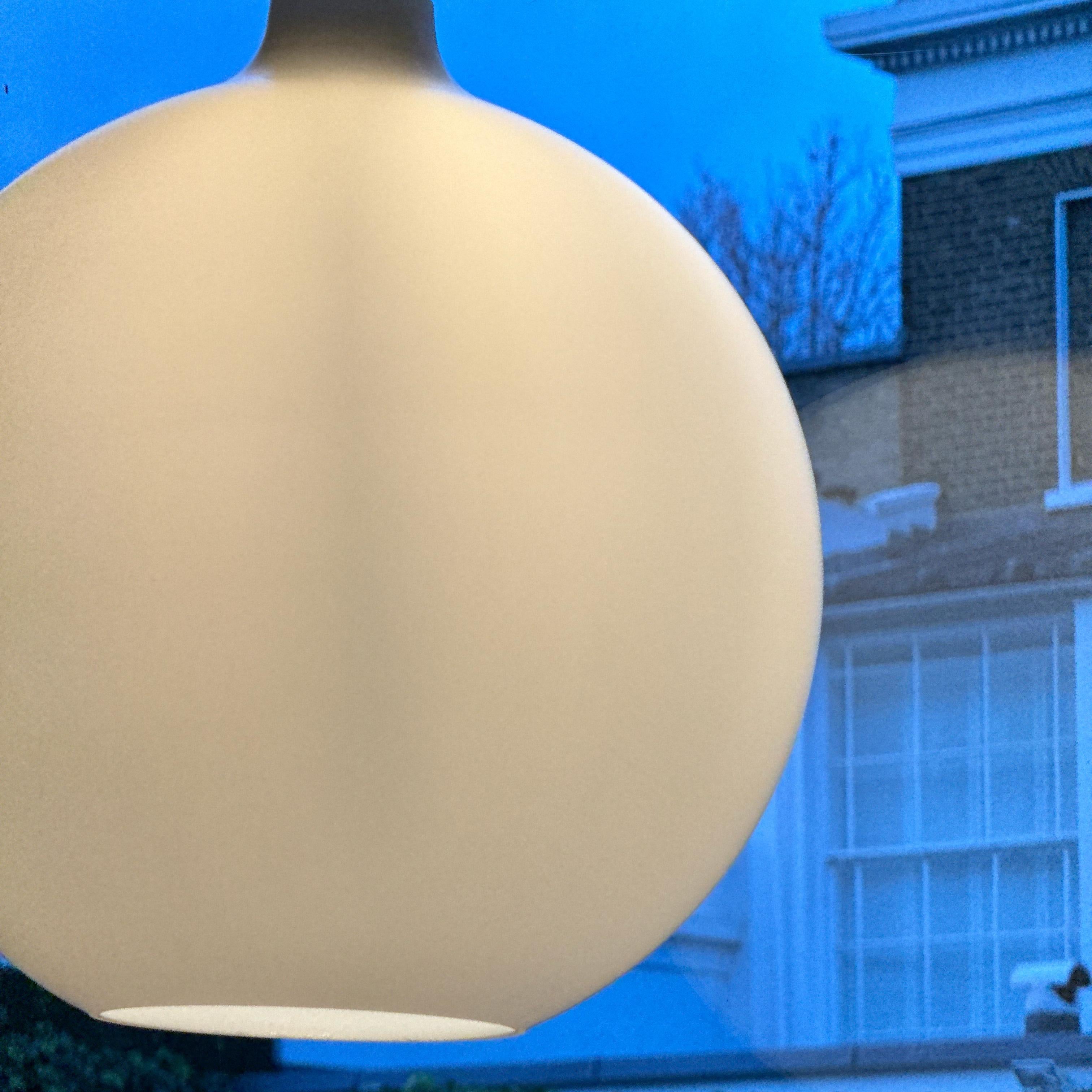 Description :
Conçue en 1949 par Vilhelm Wohlert en collaboration avec Louis Poulson, cette suspension globe est fabriquée à partir d'un verre blanc épais et opaque, qui diffuse doucement la lumière de manière uniforme. Le fond est percé d'un trou