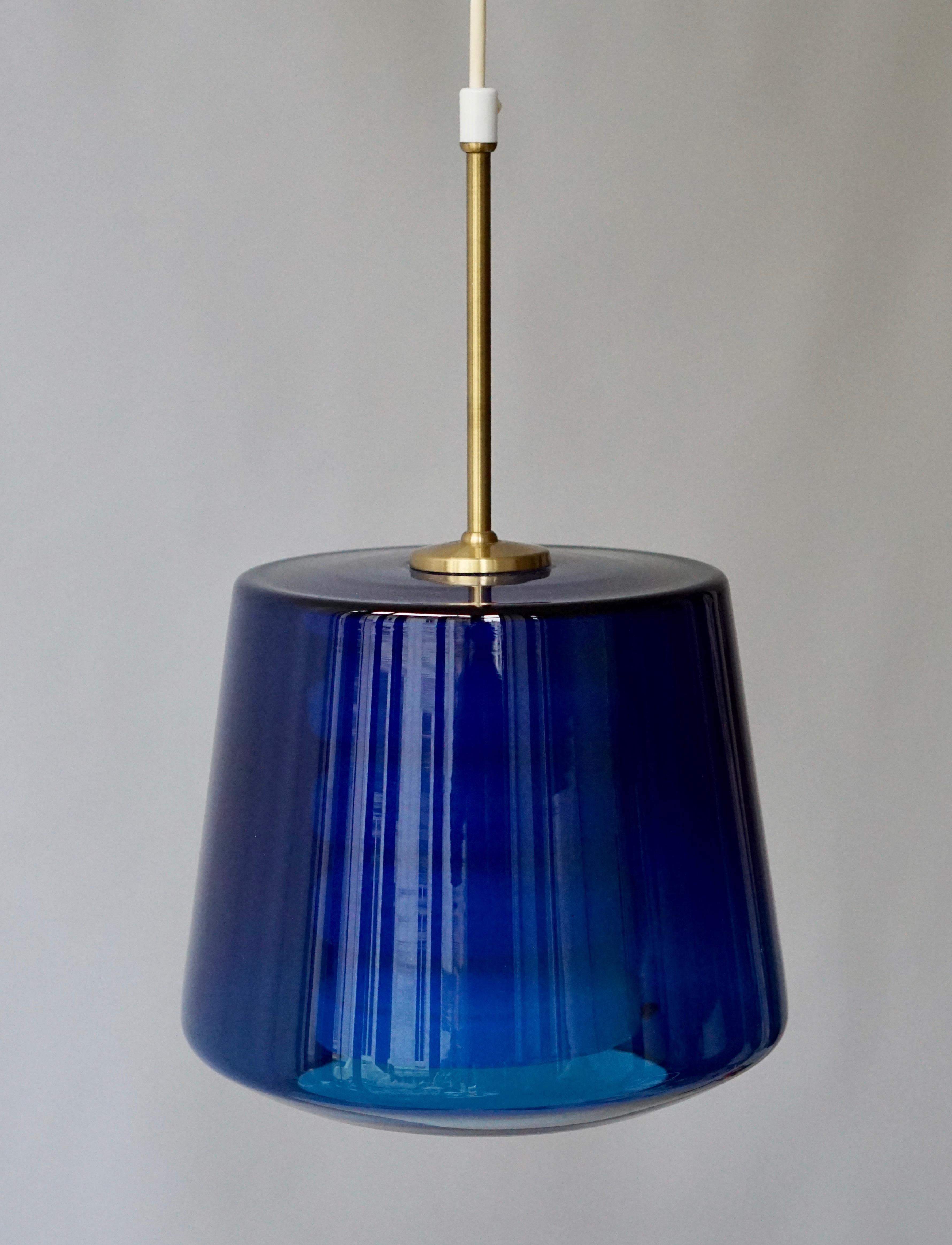 20ième siècle Lampe à suspension en verre, Suède en vente