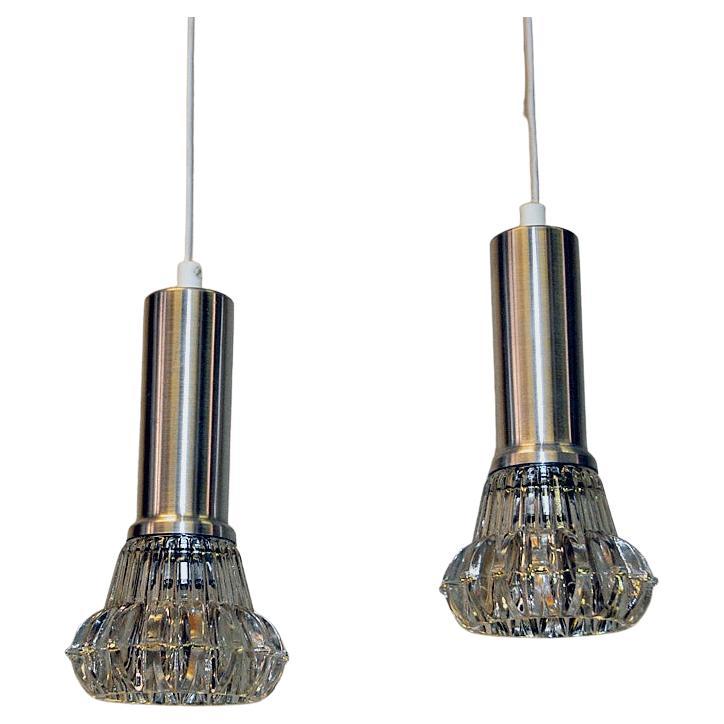 Scandinave moderne Paire de lampes à suspension en verre et aluminium de Scandinavie des années 1960 en vente
