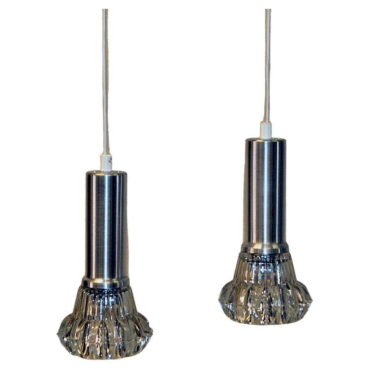 Scandinave Paire de lampes à suspension en verre et aluminium de Scandinavie des années 1960 en vente