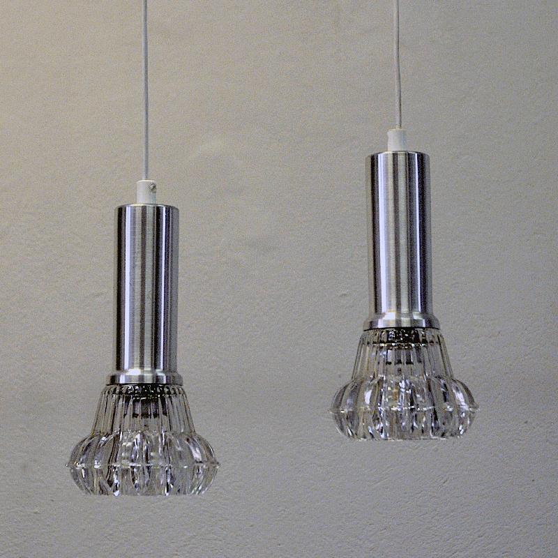 Laqué Paire de lampes à suspension en verre et aluminium de Scandinavie des années 1960 en vente