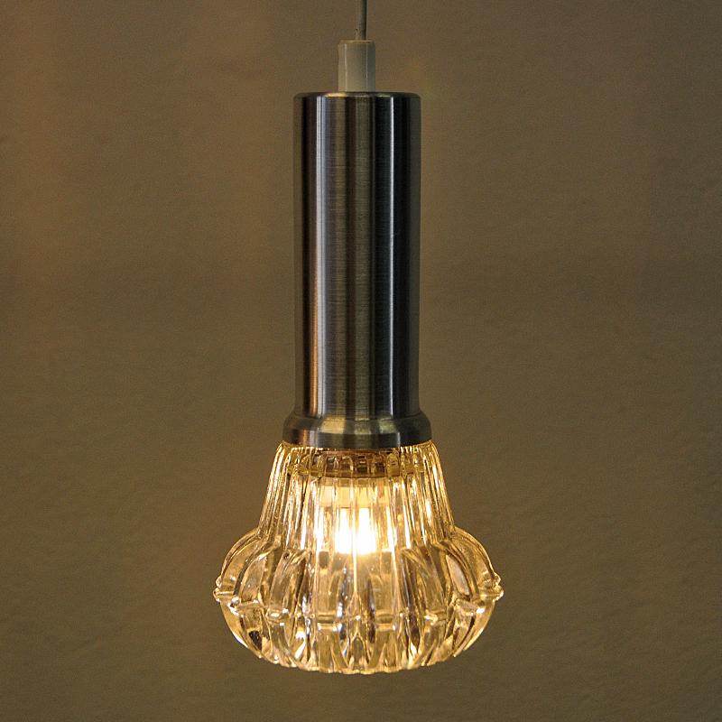 Milieu du XXe siècle Paire de lampes à suspension en verre et aluminium de Scandinavie des années 1960 en vente