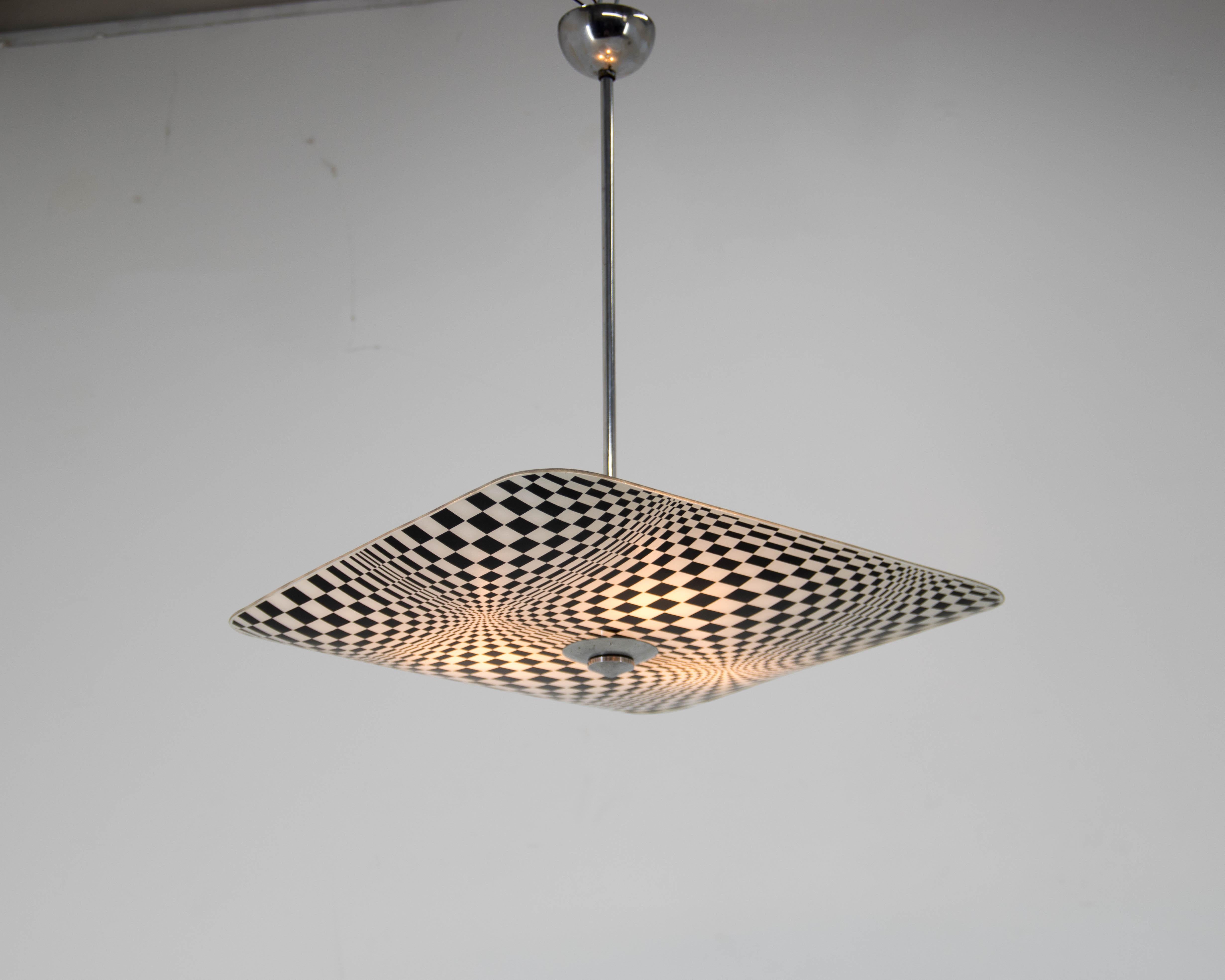 Glass pendant with interesting black and white pattern.
Rewired: 3x60W, E25-E27 bulbs
US wiring compatible.