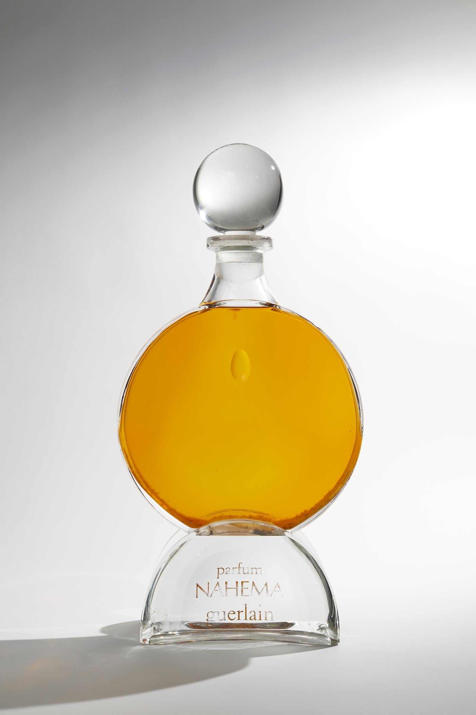 Flacon de parfum en verre Nahema de Guerlain.