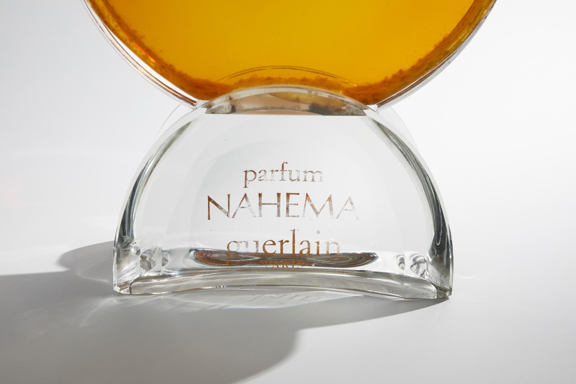 Parfümflasche aus Glas „Nahema“ von Guerlain (Französisch) im Angebot