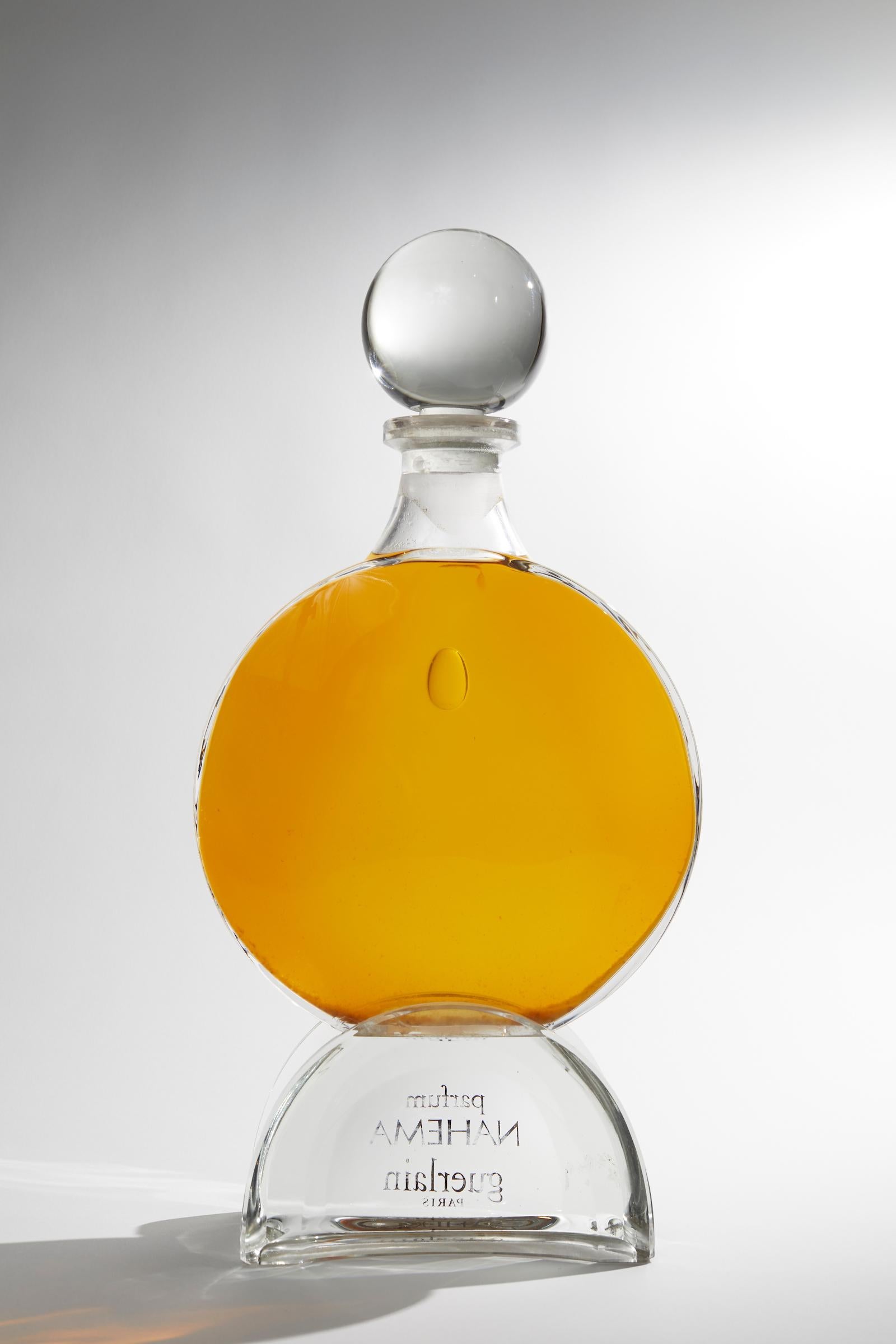Fin du 20e siècle Flacon de parfum en verre « Nahema » de Guerlain en vente
