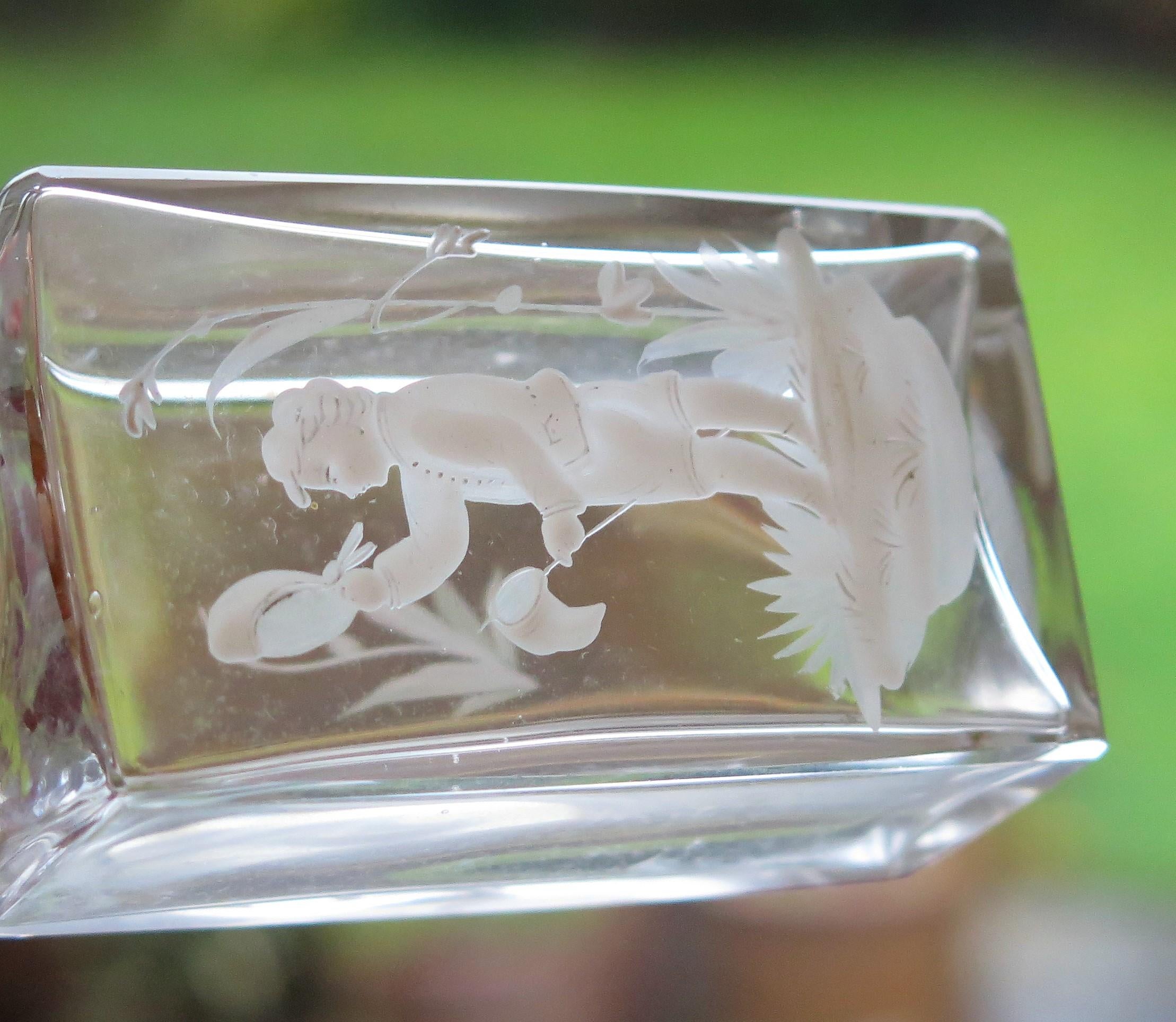 Bouteille de parfum en verre avec garçon émaillé blanc Mary Gregory, vers 1900 en vente 3