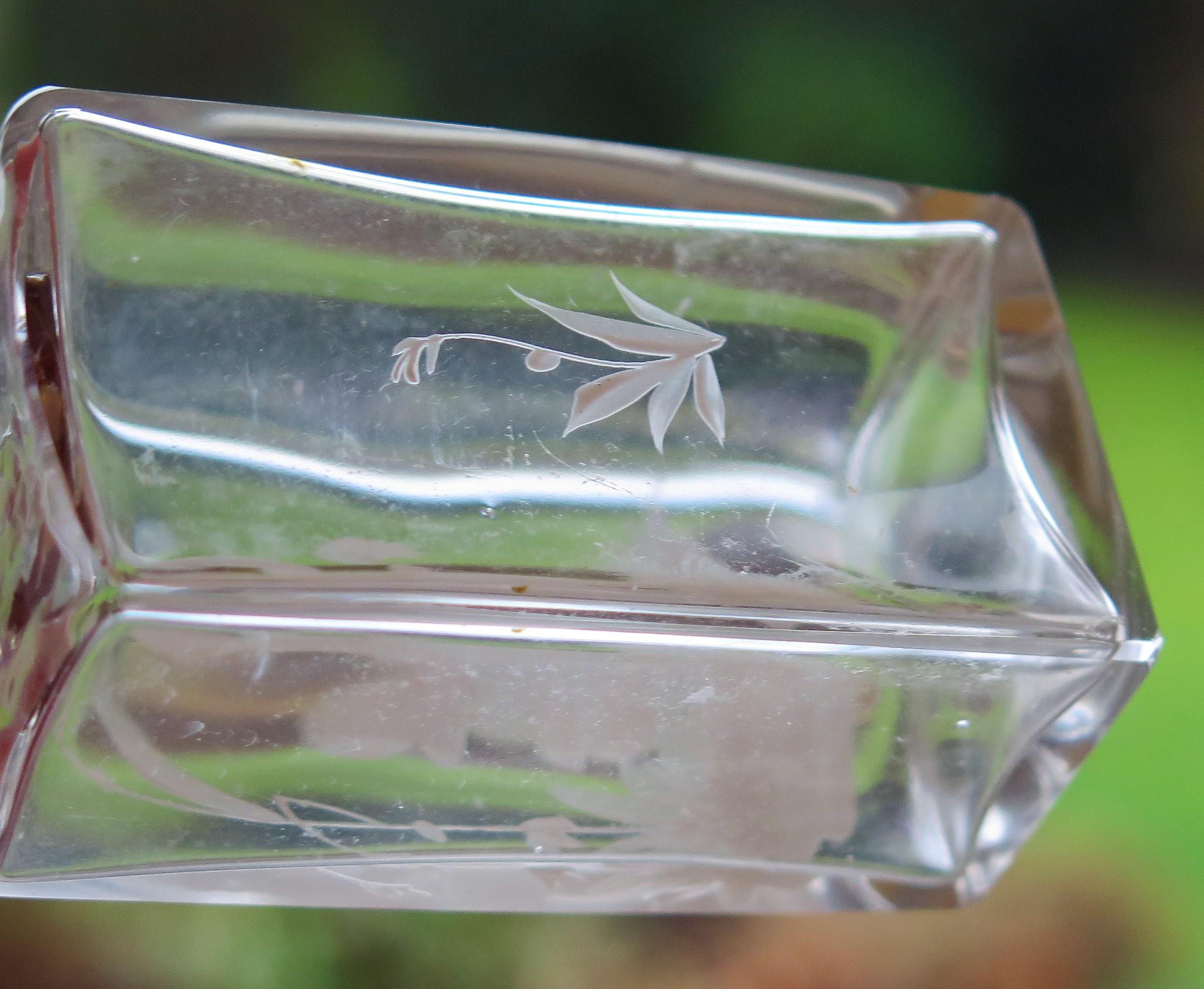 Parfümflasche aus Glas mit weiß emailliertem Jungen von Mary Gregory, um 1900 im Angebot 5